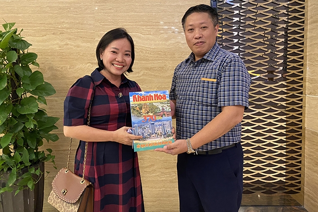 Lãnh đạo Báo Khánh Hòa tặng báo cho lãnh đạo Bản tin Thị trường Việt Nam.

