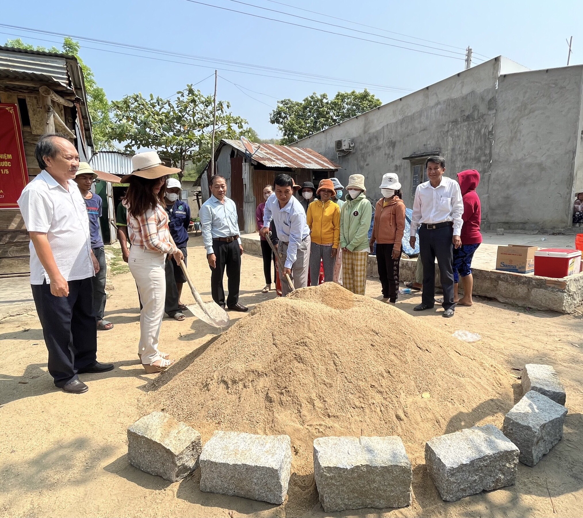 Các đại biểu thực hiện nghi thức khởi công