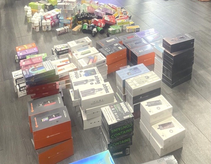 Kiểm tra, xử phạt 2 cơ sở kinh doanh thuốc lá điện tử nhập lậu