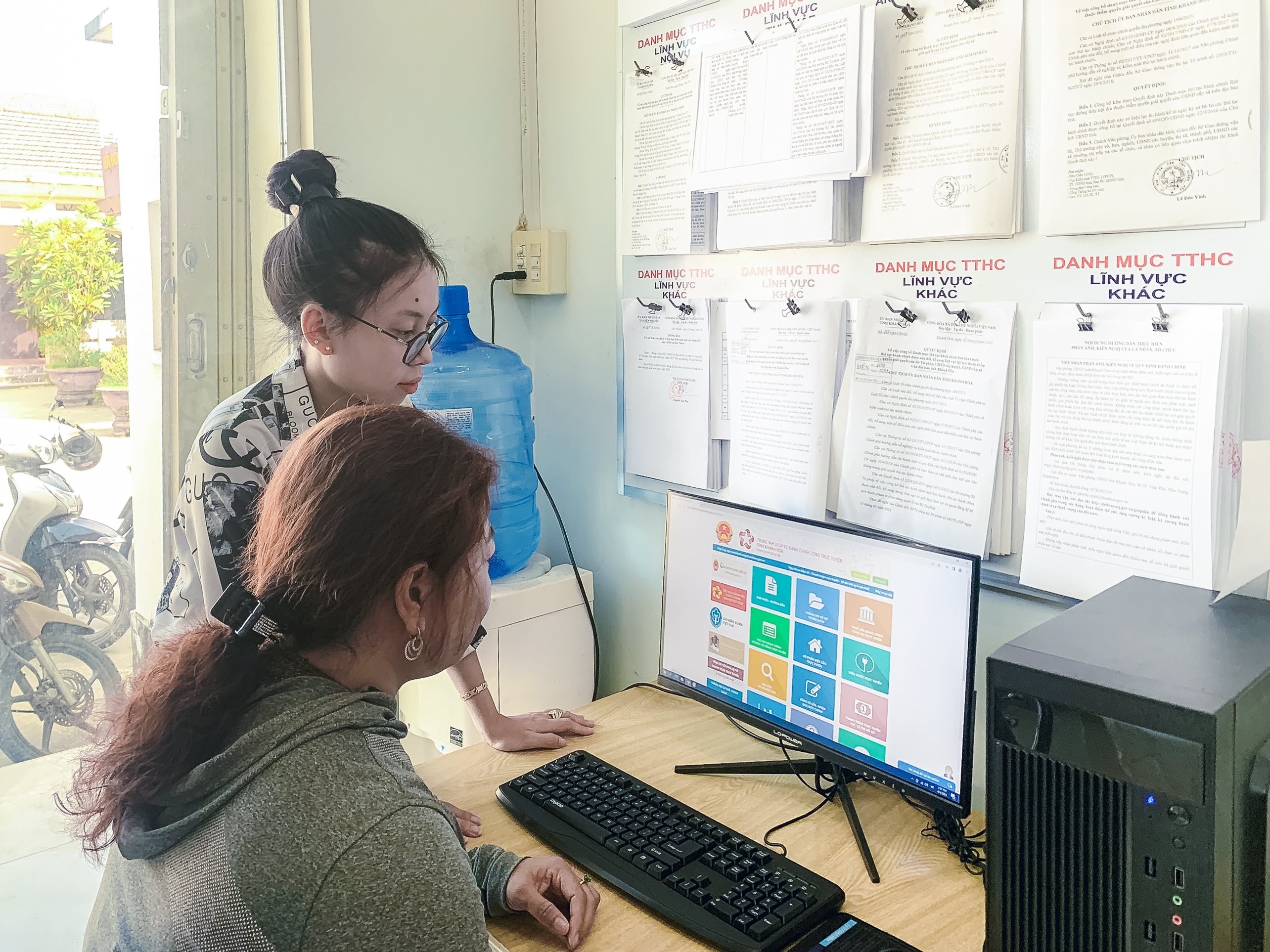 Cán bộ Bộ phận một cửa xã Diên Phước hướng dẫn người dân tạo lập và nộp hồ sơ trực tuyến.