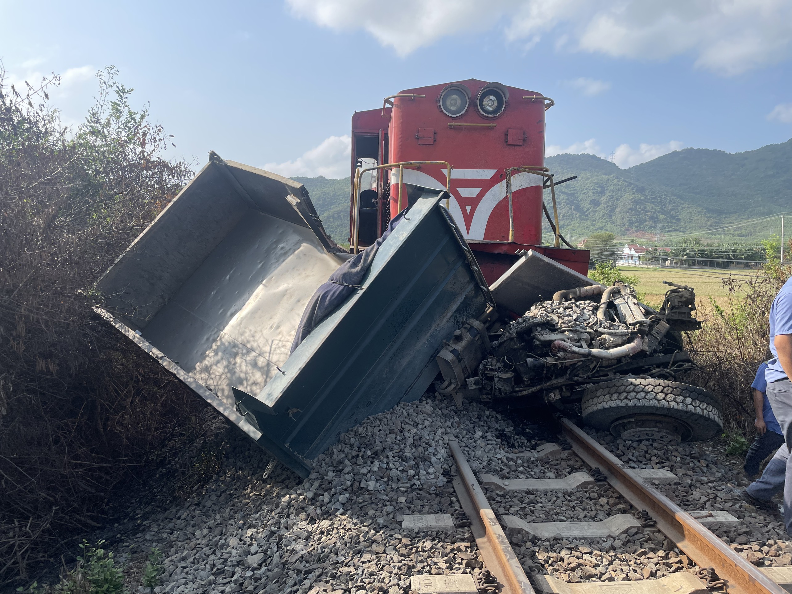 Tai nạn đường sắt làm 1 tài xế xe tải tử vong