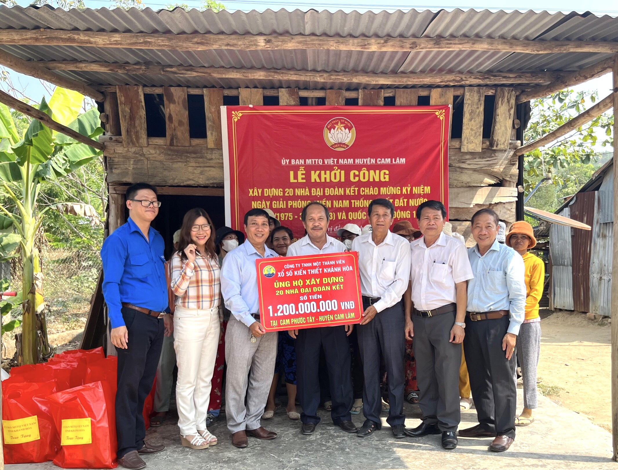 Đại diện Công ty TNHH Một thành viên Xổ số kiến thiết trao bảng tượng trưng kinh phí hỗ trợ xây dựng nhà cho các hộ nghèo