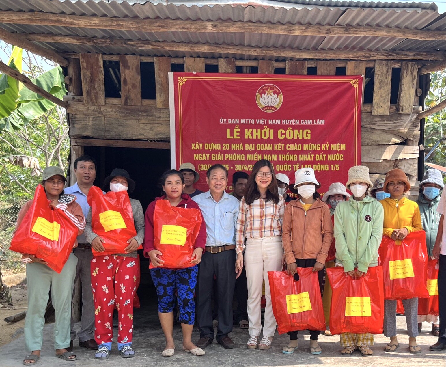 Đại diện UBMTTQ Việt Nam tỉnh trao quà cho các hộ