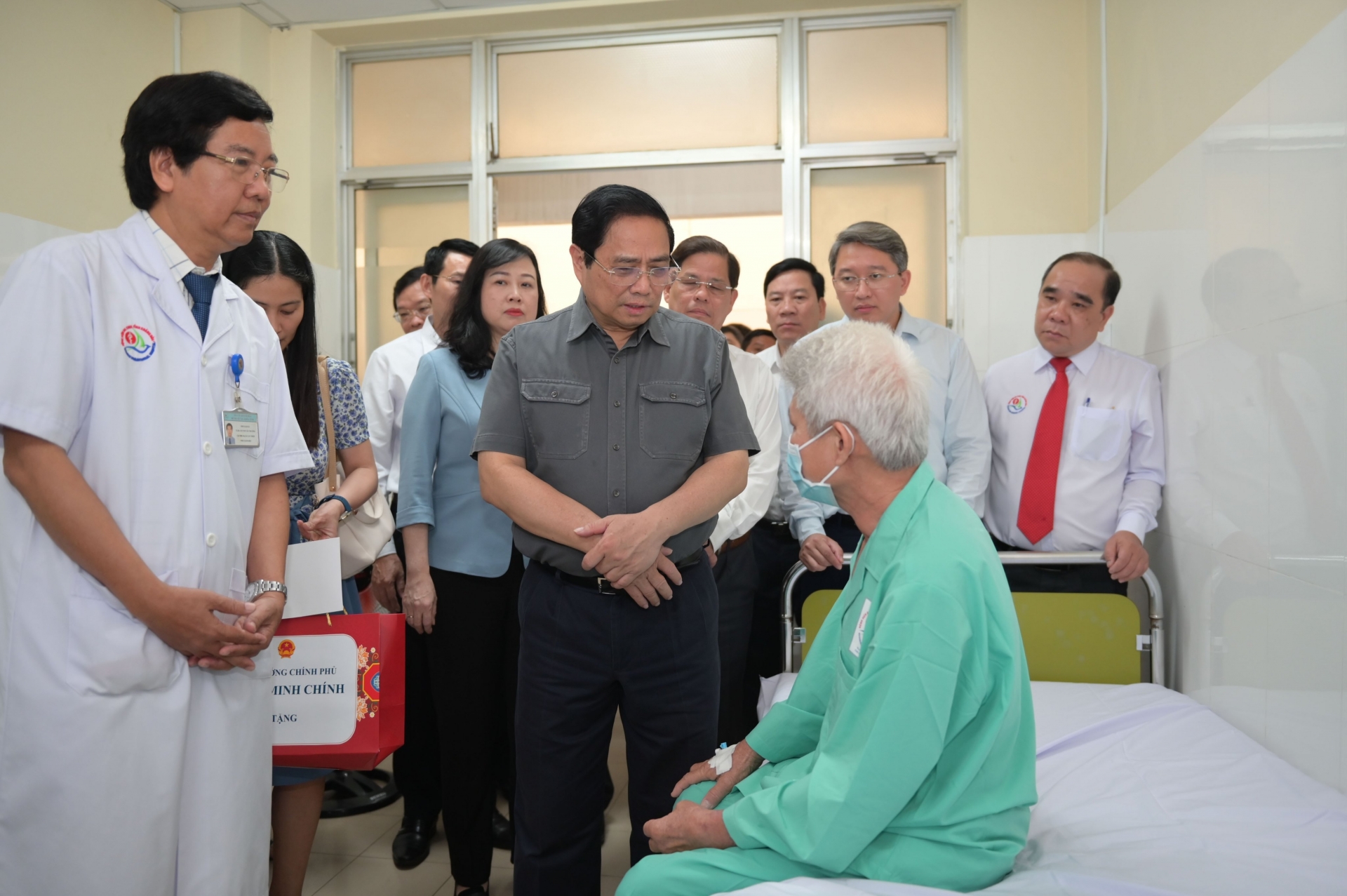 <p><span style="font-size:14pt"><span style="font-family:&quot;Times New Roman&quot;,&quot;serif&quot;"></span></span>Prime Minister Pham Minh Chinh&nbsp;visited&nbsp;patients at Khanh Hoa General Hospital in April this year.<br></p><p><span style="font-size:14pt"><span style="font-family:&quot;Times New Roman&quot;,&quot;serif&quot;"></span></span><br></p>