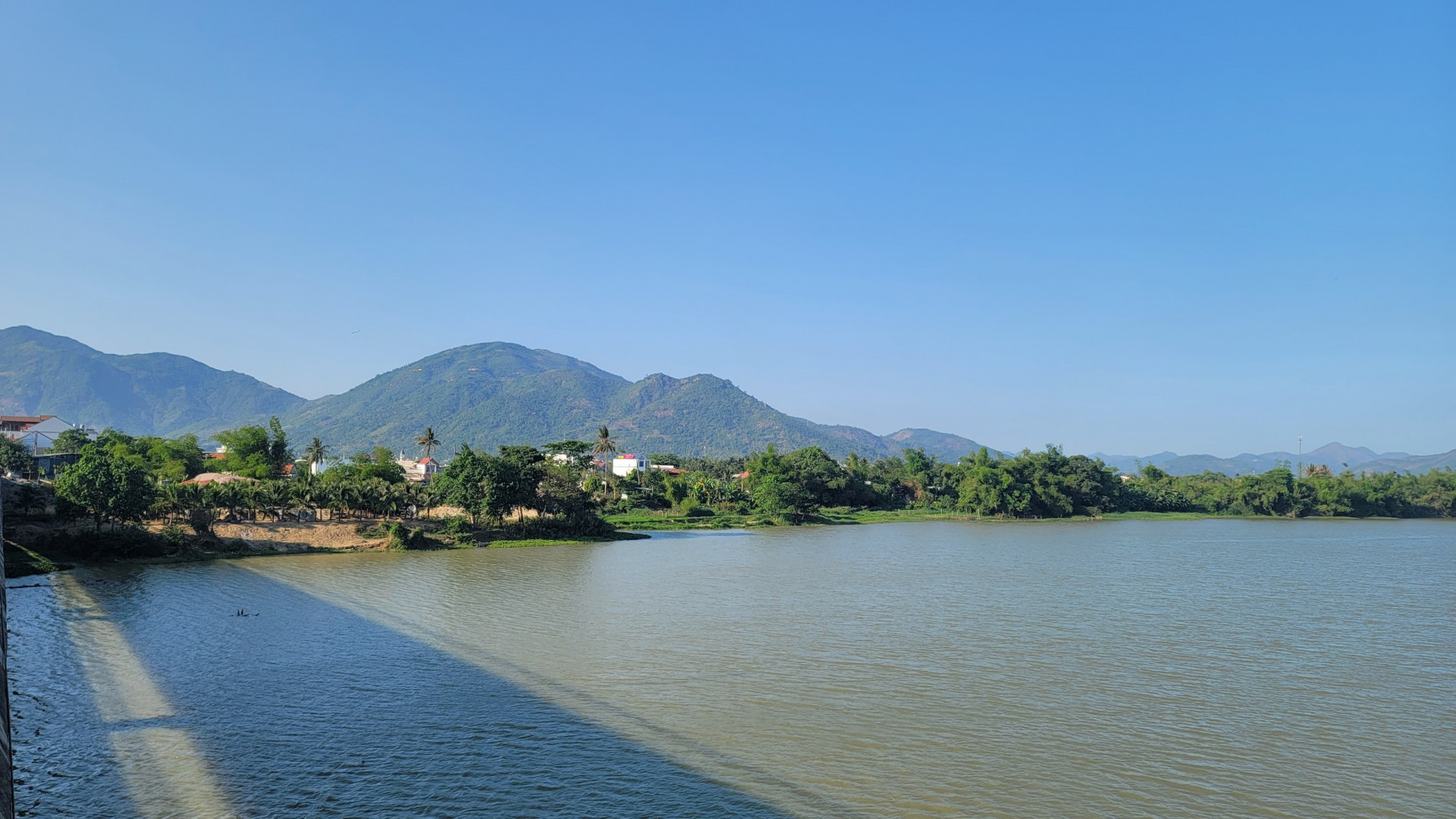 Khu vực đề xuất đầu tư đường và kè sông Cái đoạn qua xã Diên Phú.