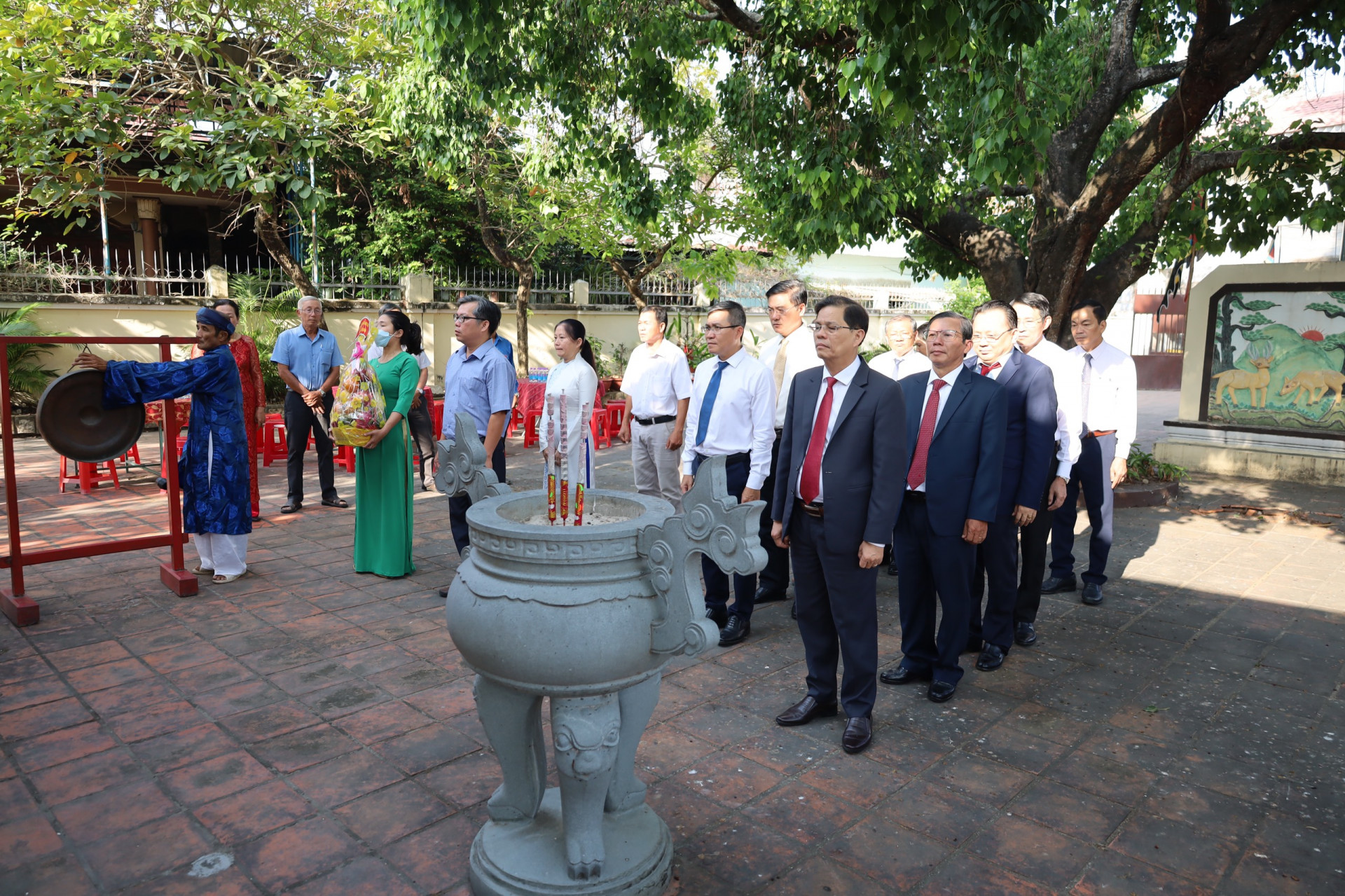 Các vị lãnh đạo tỉnh dâng hương tại Miếu thờ Trịnh Phong.