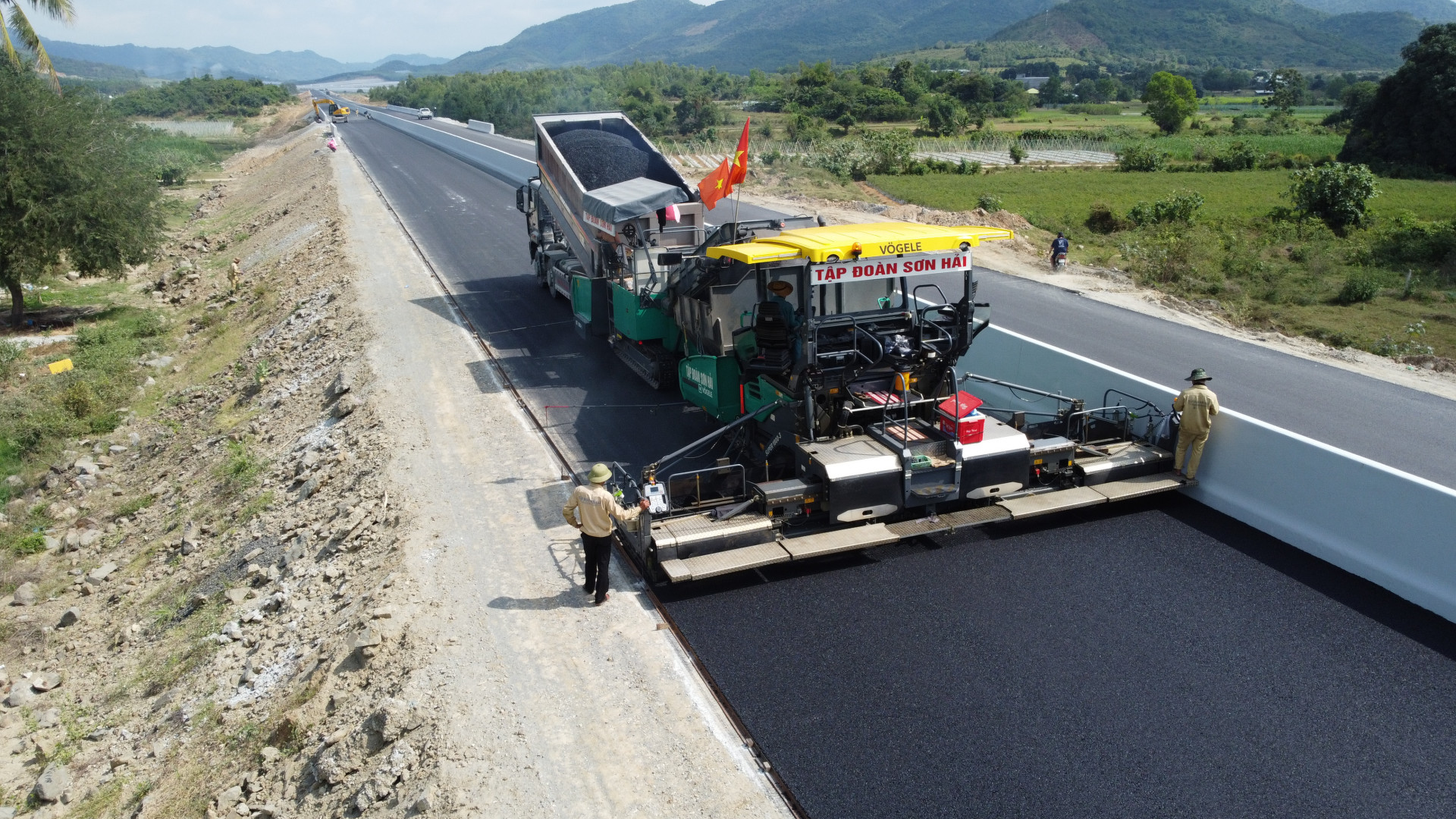 Dây chuyền công nghệ cung cấp nguyên liệu và thảm bê tông nhựa nóng hiện đại, được nhà đầu tư nhập khẩu từ Châu Âu về áp dụng thi công.