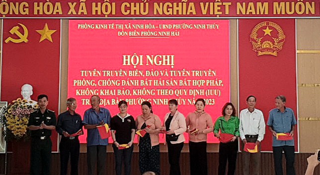 Đồn Biên phòng Ninh Hải tặng cờ Tổ quốc cho các ngư dân.