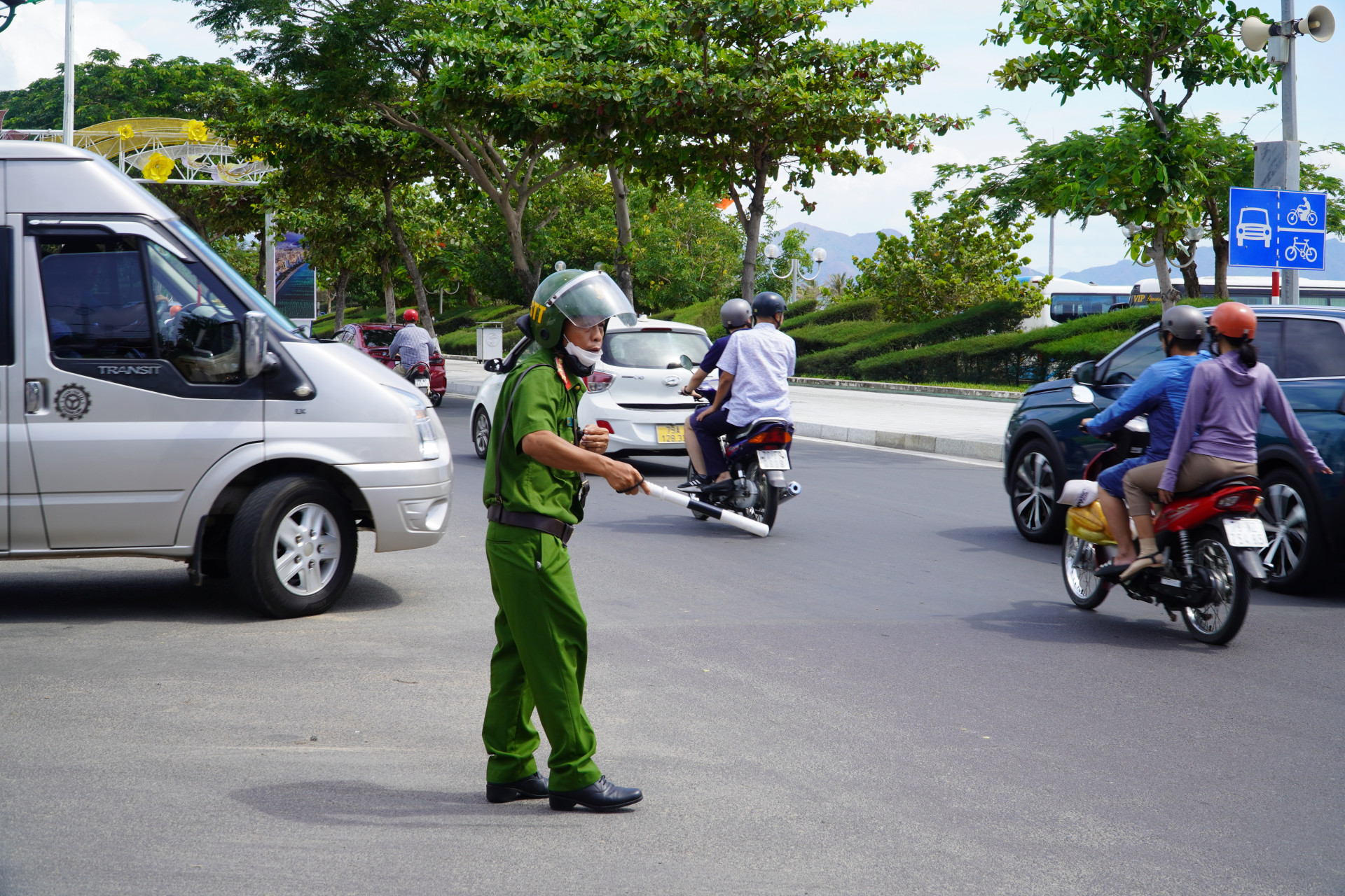 Lực lượng chức năng làm việc không ngừng nghỉ để bảo đảm giao thông.