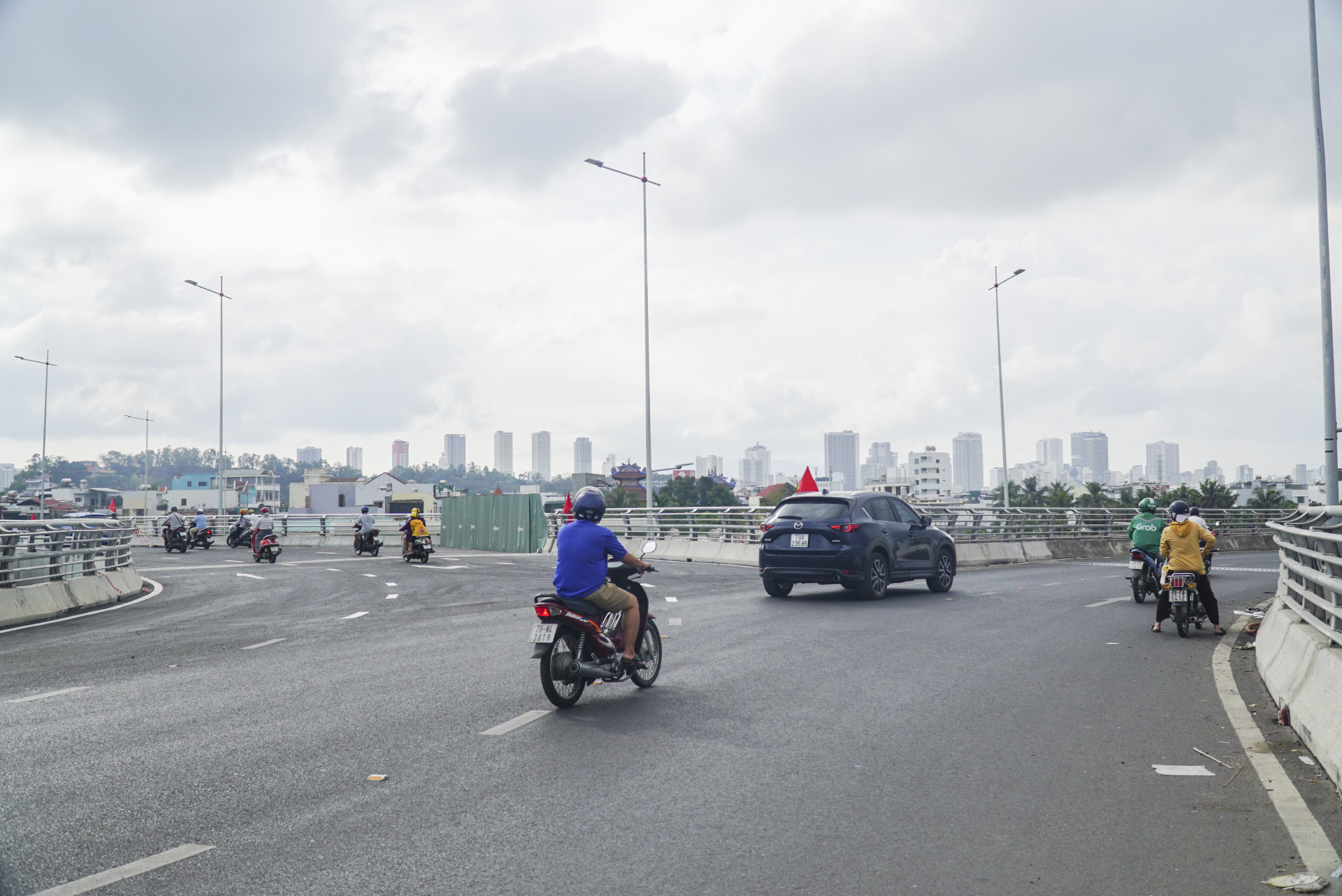 Người dân lưu thông tư Diên Khánh về Nha Trang theo 2 hướng, giảm tải giao thông, tạo điều kiện thuận lợi cho việc đi lại.