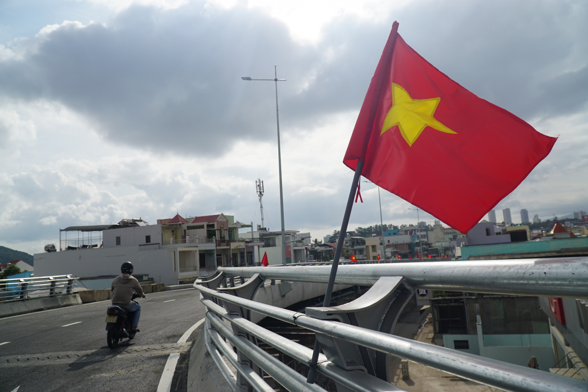 Thông xe đúng dịp nghỉ lễ 30-4, nhà thầu đã cắm cờ Tổ quốc dọc tuyến đường.