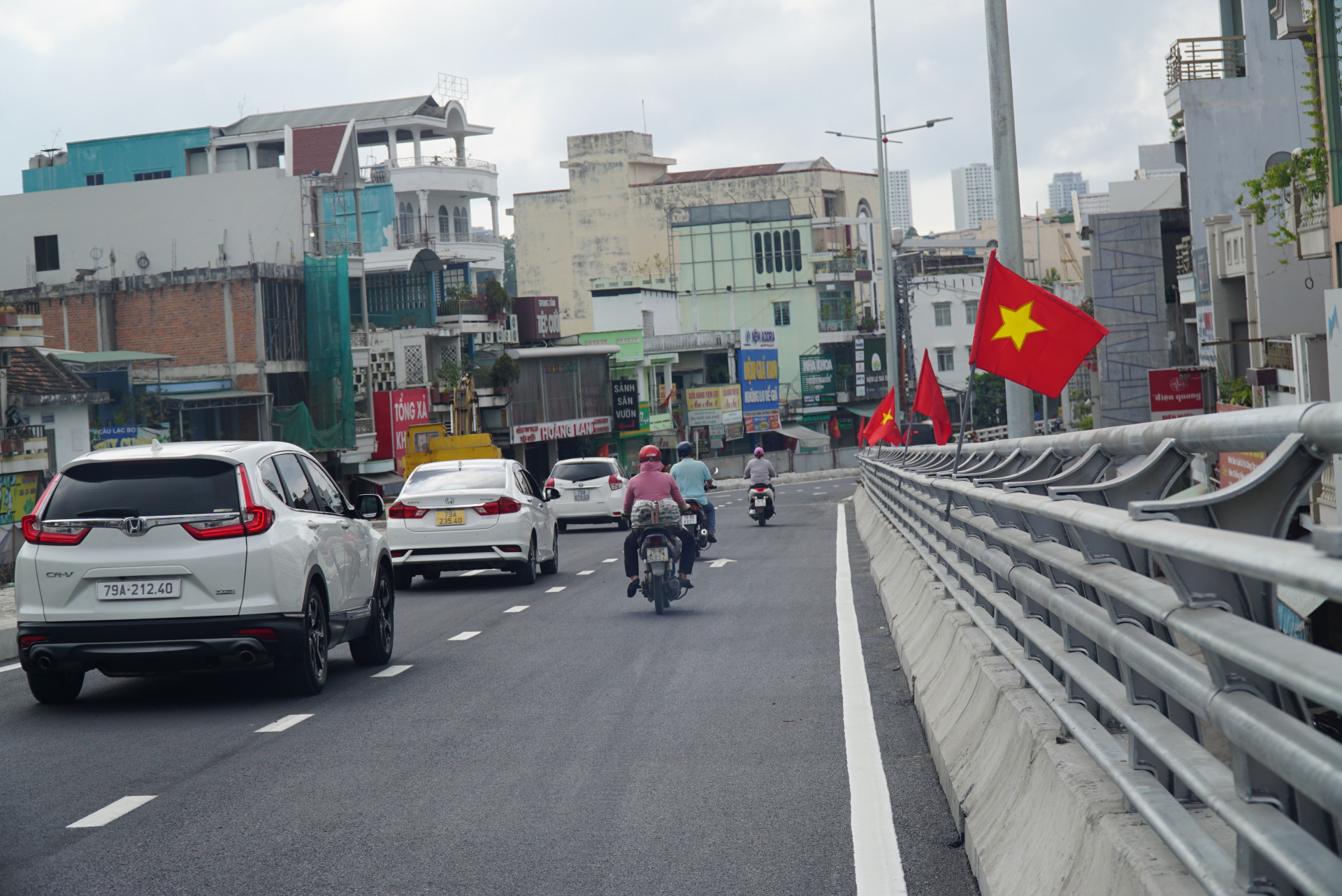 Các phương tiện lưu thông một chiều, xuống dốc chạy chậm từ Diên Khánh về Nha Trang.
