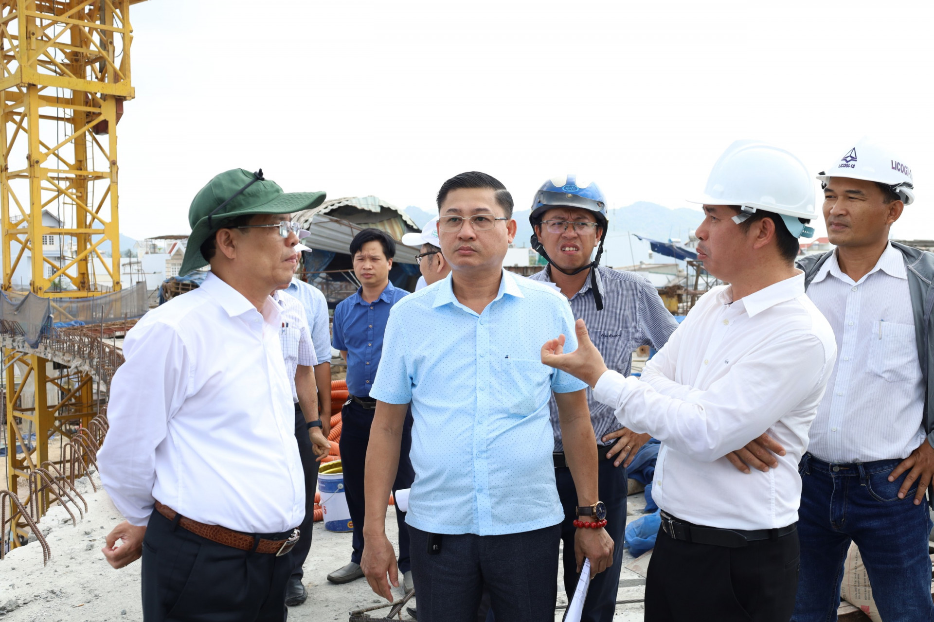 Chủ tịch UBND tỉnh Nguyễn Tấn Tuân nghe nhà đầu tư báo cáo tiến độ dự án.
