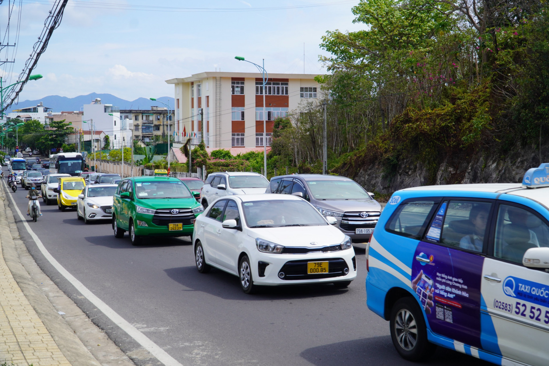 Đường xuống Viện Hải dương Học ùn ứ cục bộ, xe lưu thông chậm.