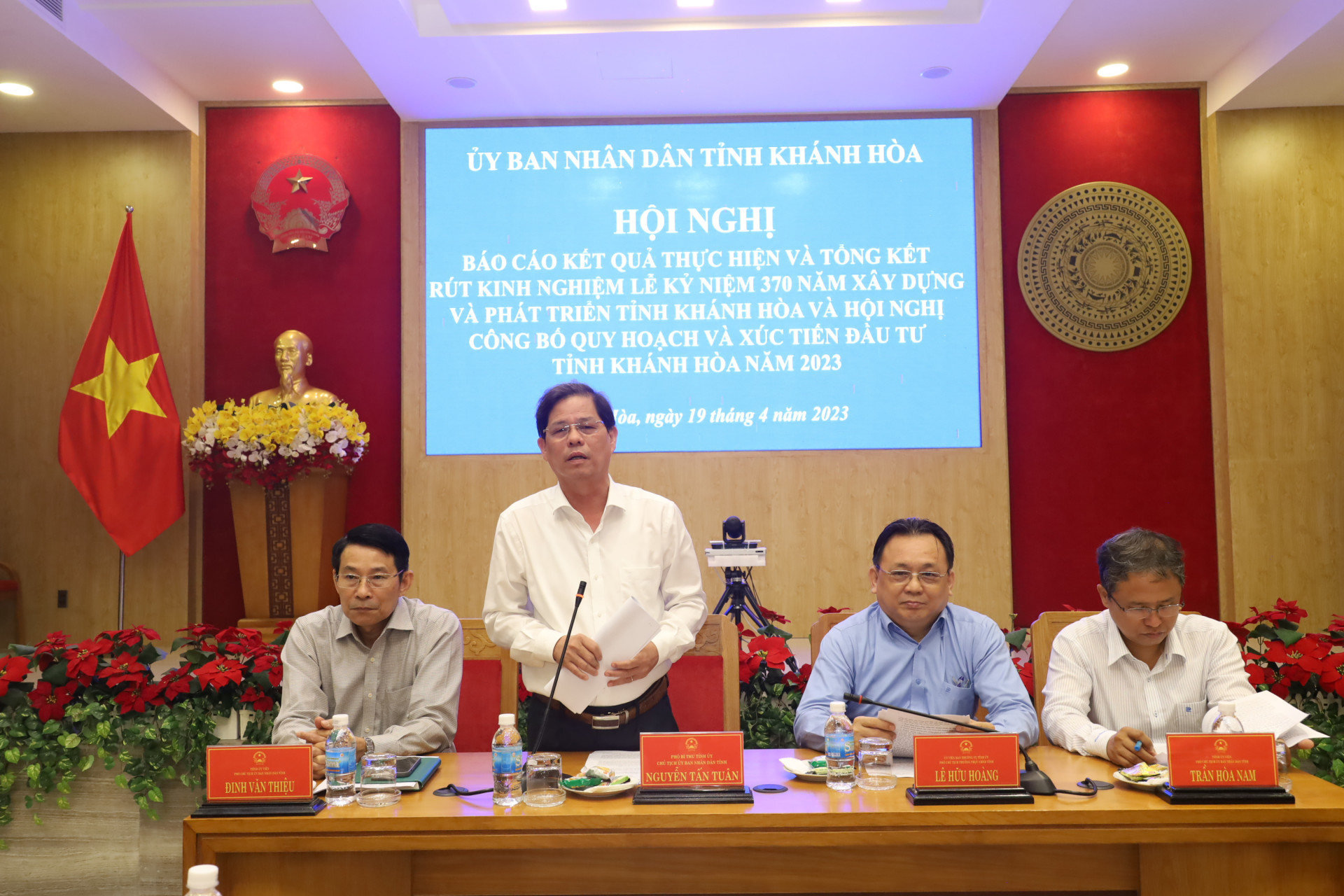 Đồng chí Nguyễn Tấn Tuân phát biểu tại cuộc họp.