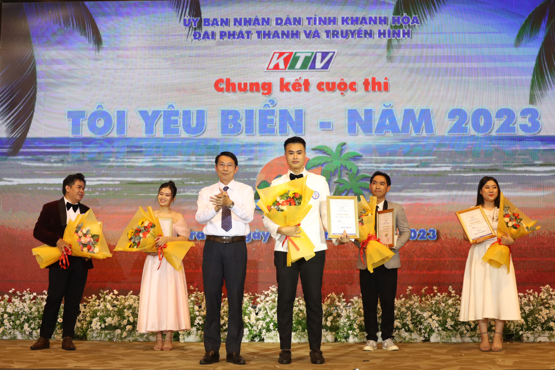 Đồng chí Đinh Văn Thiệu trao giải Nhất cuộc thi cho thí sinh Lâm Quang Trường.