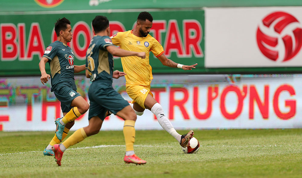 Khánh Hòa FC (áo vàng) trong trận đấu với Hoàng Anh Gia Lai, vòng 6. (Nguồn: VPF)