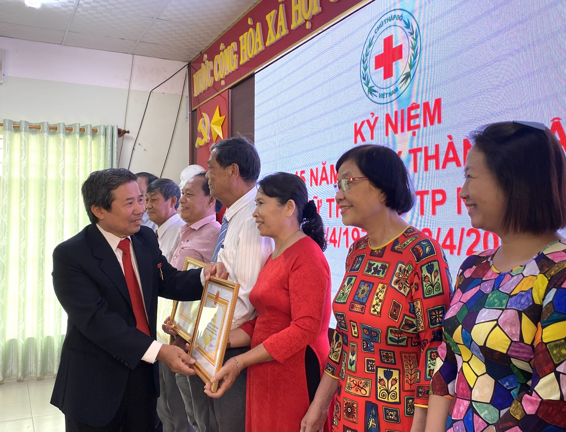 Các tập thể, cá nhận nhận giấy khen của Hội Chữ thập đỏ TP. Nha Trang