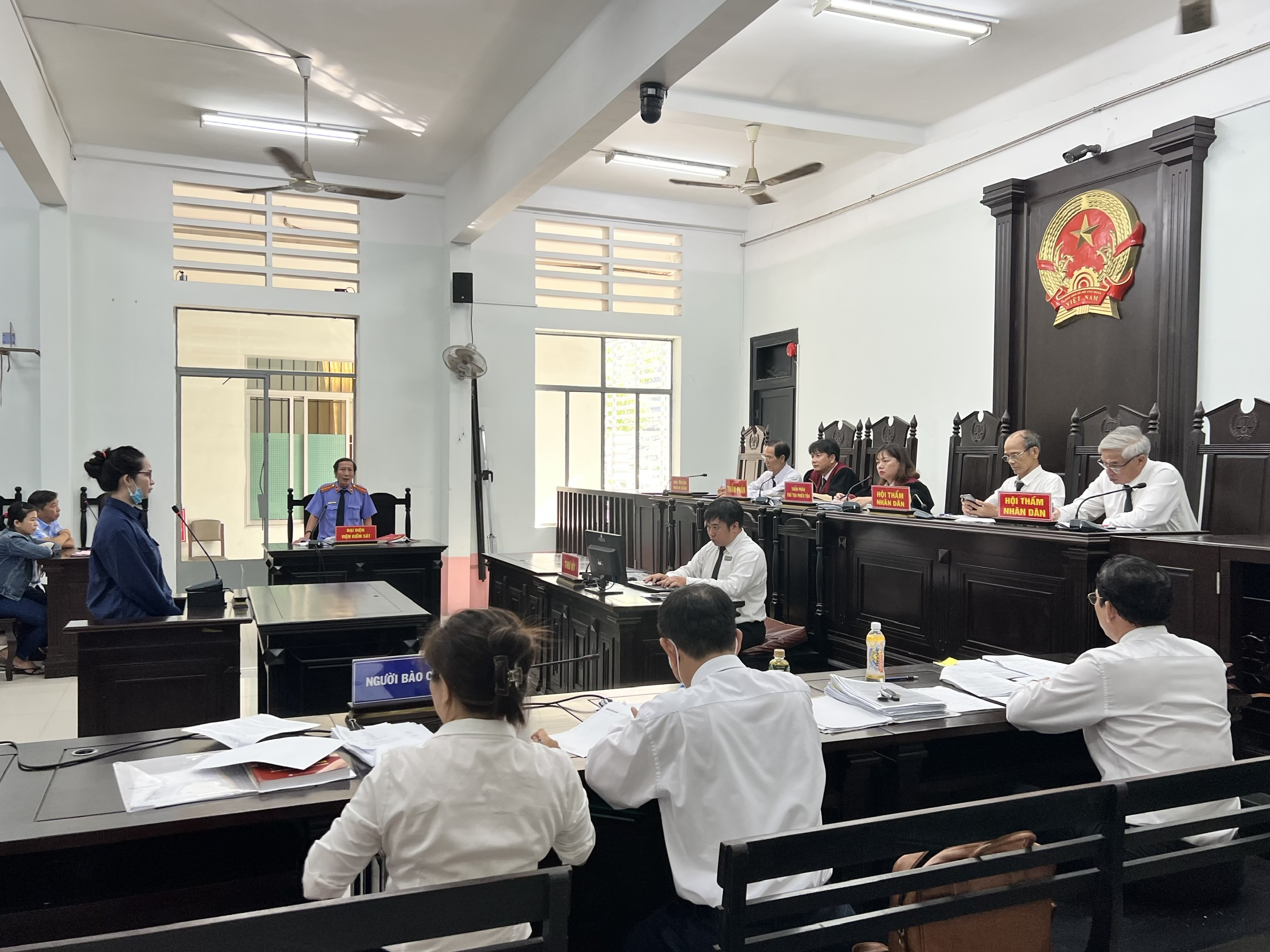 Dùng bản sao giấy tờ để lừa tiền tỷ