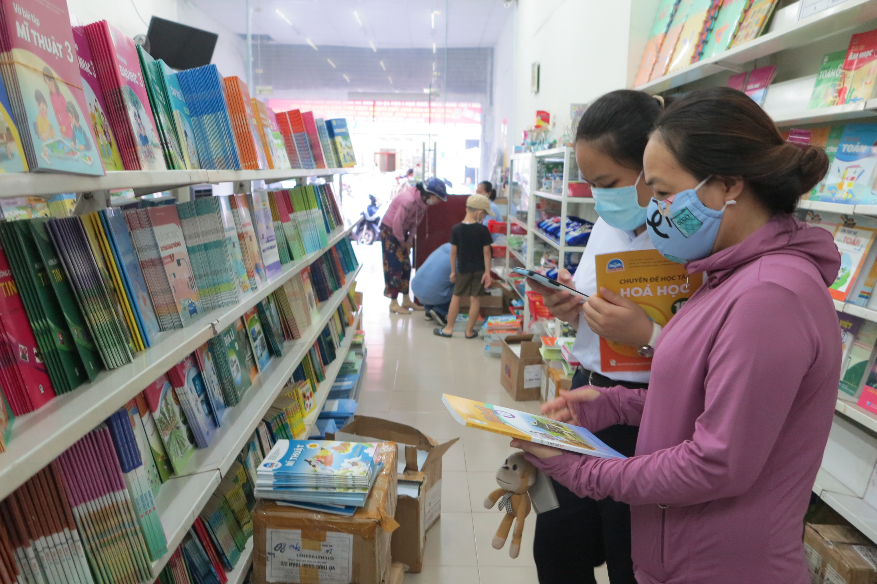 Học sinh và phụ huynh tìm mua sách giáo khoa mới.