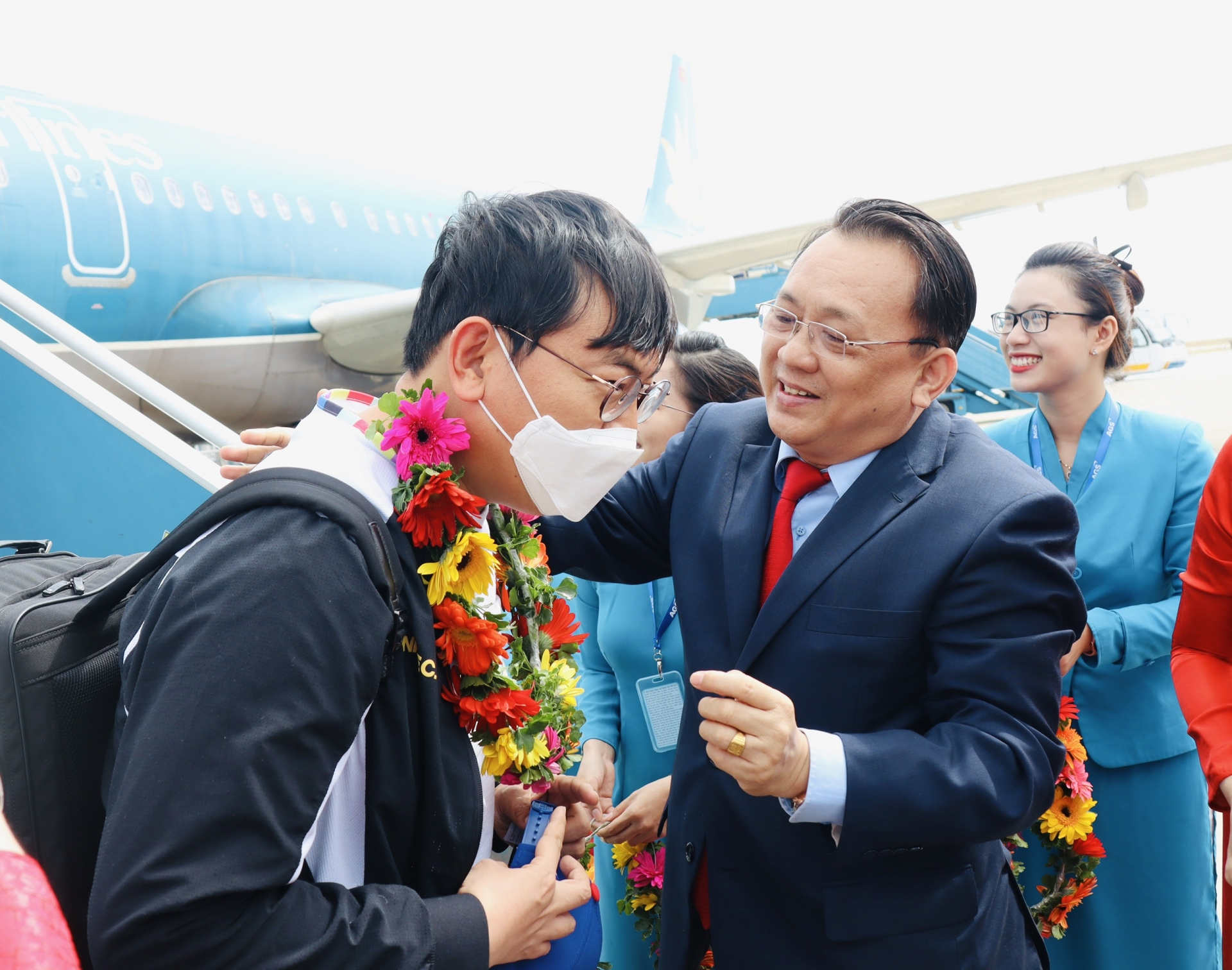 Ông Lê Hữu Hoàng đón khách quốc tế tại Sân bay quốc tế Cam Ranh.