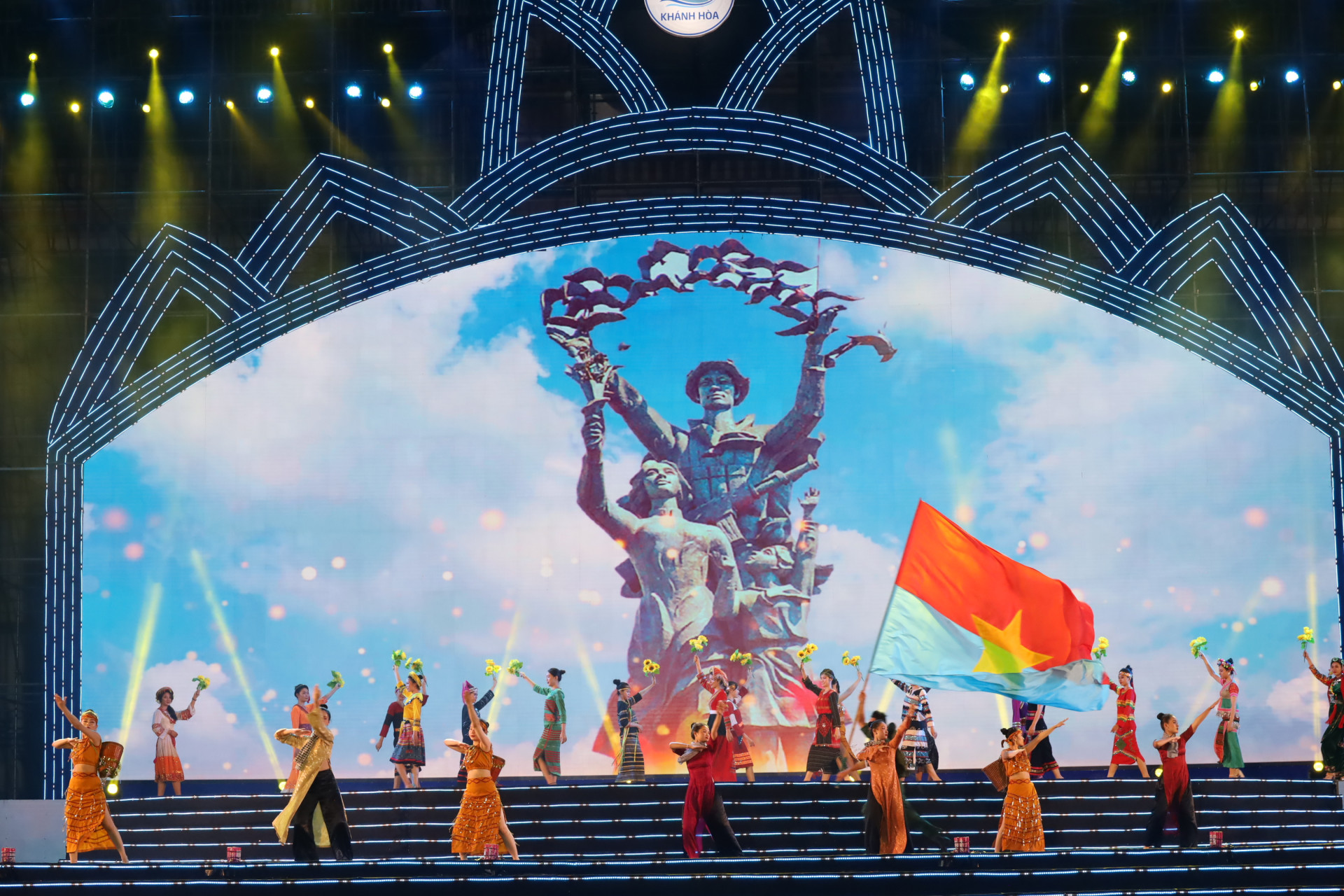 Tiết mục Hát mừng Nha Trang giải phóng, do các nghệ sĩ Đoàn ca múa nhạc Hải Đăng biểu diễn trong dịp kỷ niệm 48 năm ngày giải phóng Nha Trang - Khánh Hòa.