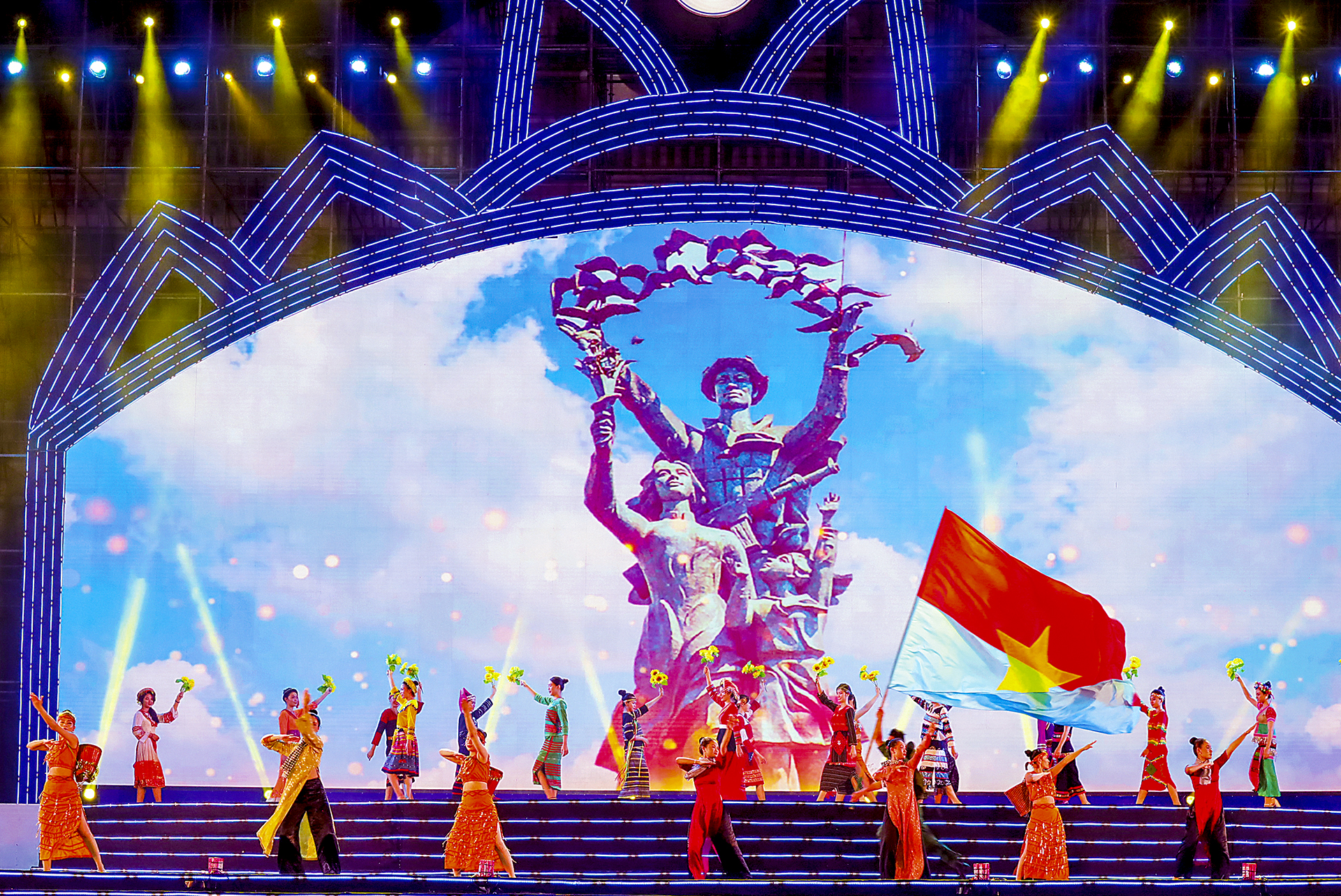 Tiết mục Hát mừng Nha Trang giải phóng sẽ được các nghệ sĩ Đoàn Ca múa nhạc Hải Đăng biểu diễn chào mừng kỷ niệm 48 năm Ngày Giải phóng miền Nam, thống nhất đất nước vào tối 30-4. Ảnh: NHÂN TÂM
