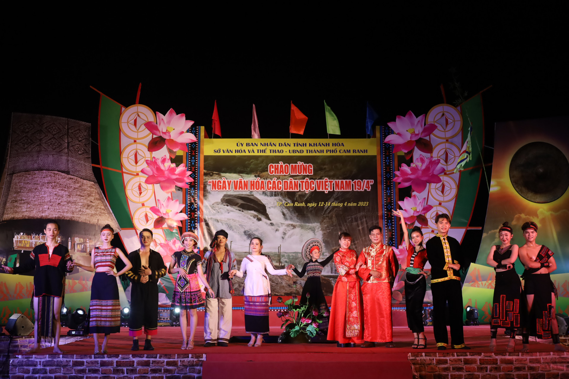 Màn trình diễn trang phục các dân tộc của các thành viên đến từ thị xã Ninh Hòa.