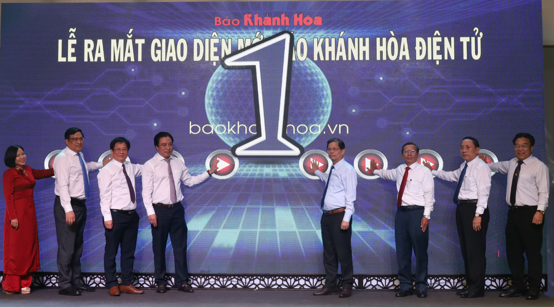 Các đại biểu thực hiện nghi thức ra mắt giao diện mới của Báo Khánh Hòa điện tử.