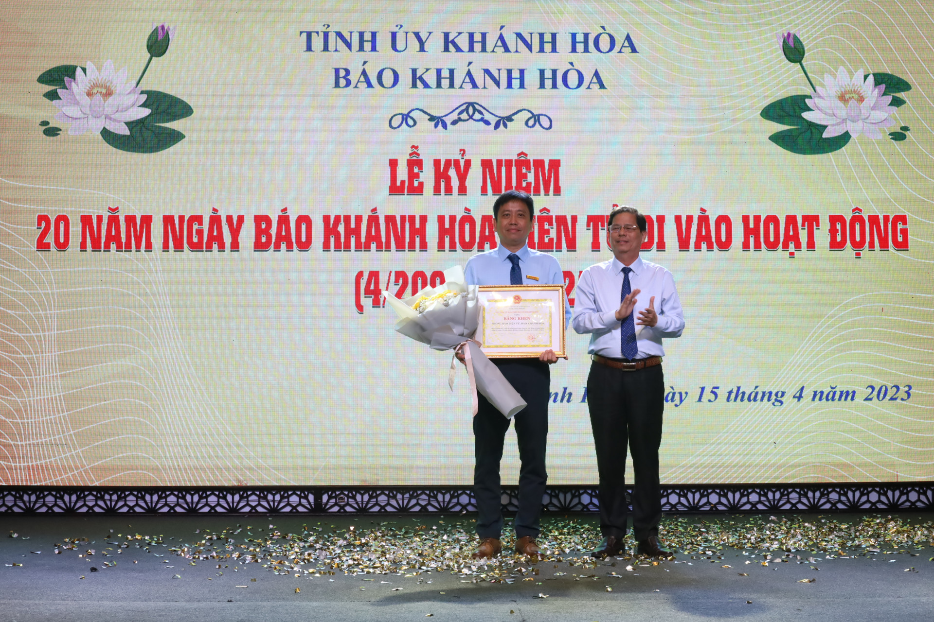 Ông Nguyễn Tấn Tuân tặng bằng khen của UBND tỉnh cho tập thể Phòng Báo điện tử.