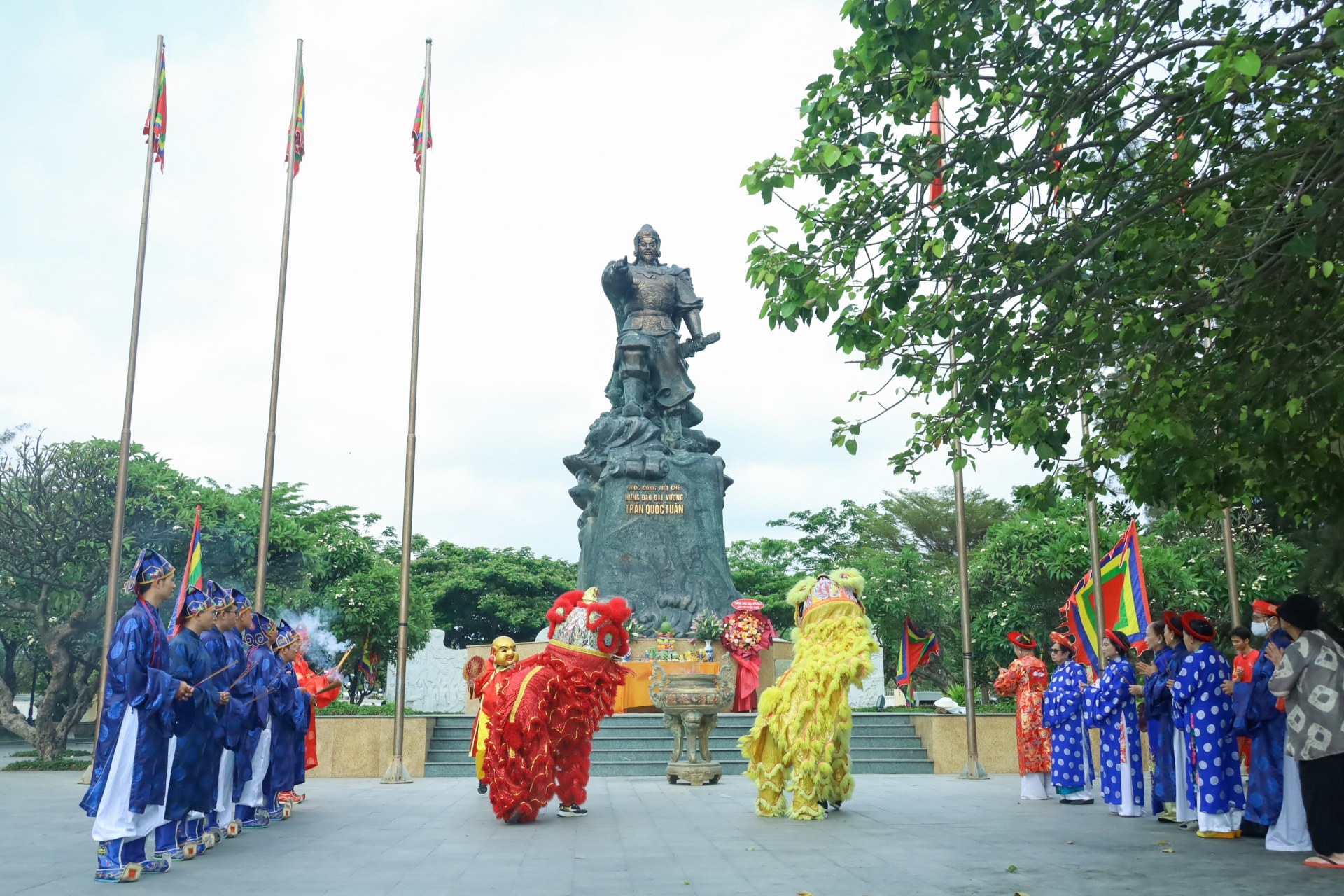 Các thành viên Ban quản lý di tích lịch sử văn hóa đền thờ Đức Trần Hưng Đạo thực hiện nghi lễ tại tượng đài Quốc công tiết chế Hưng Đạo Đại Vương Trần Quốc Tuấn.
