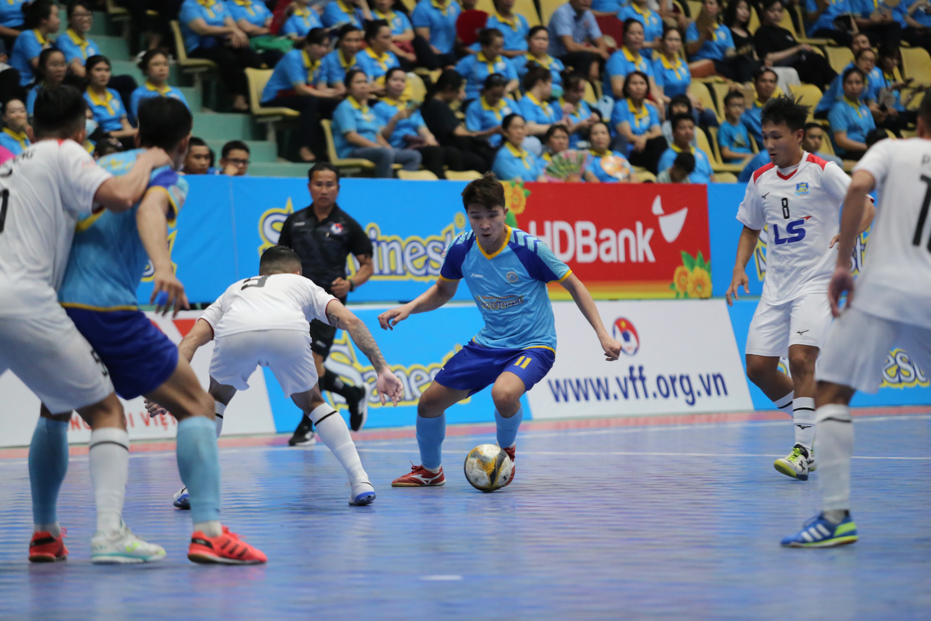 Các cầu thủ Sanvinest Khánh Hòa chơi tự tin trong trận hòa với Thái Sơn Nam-TP. Hồ Chí Minh ở vòng đấu trước.