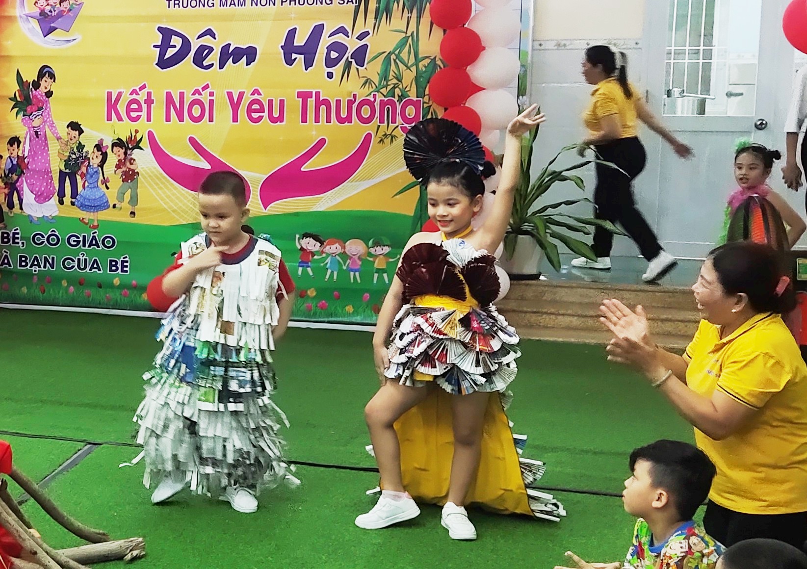 Các bé biểu diễn thời trang. 