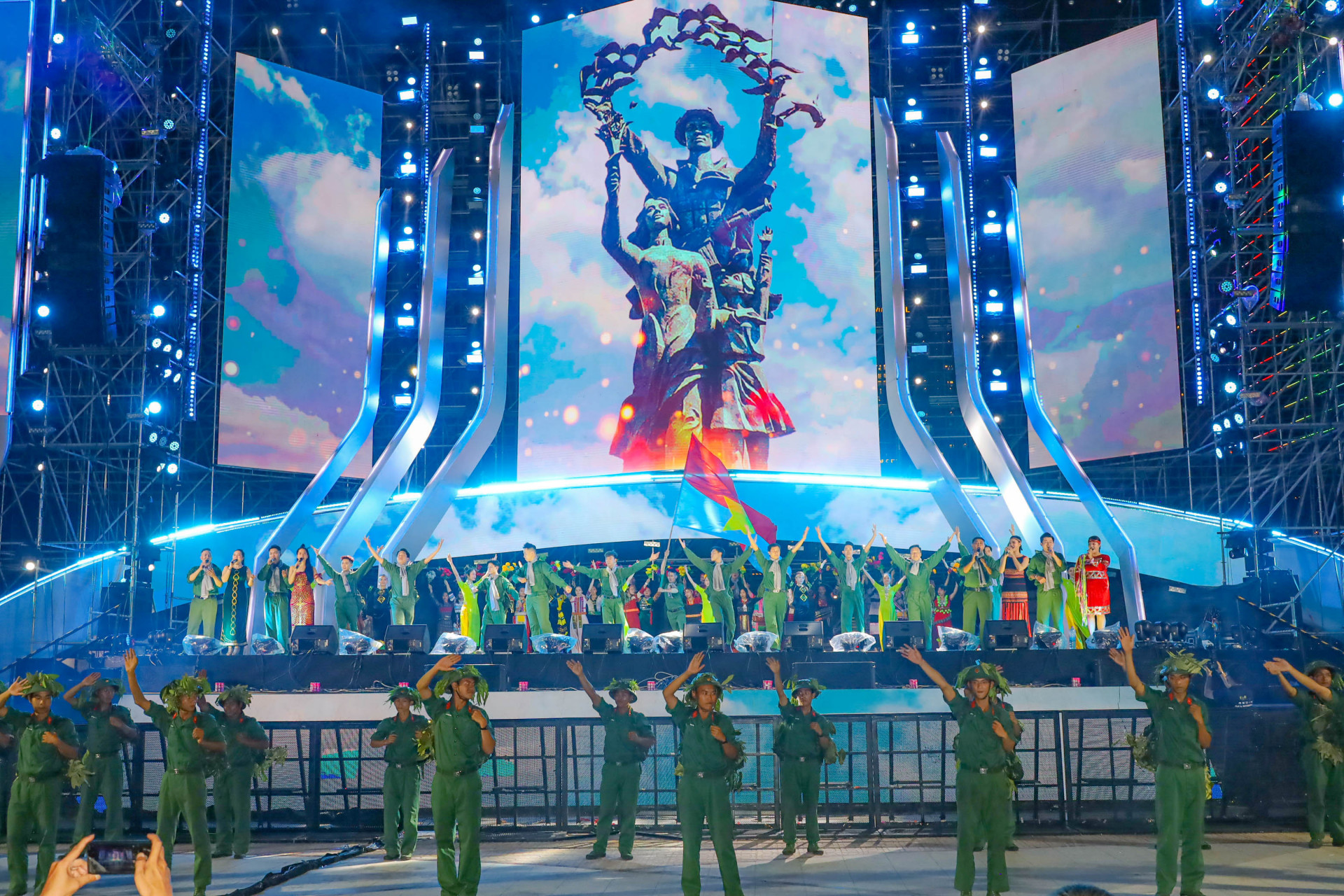 Màn biểu diễn ca khúc Hát mừng Nha Trang giải phóng nằm trong chùm ca khúc mở màn chương trình nghệ thuật. 