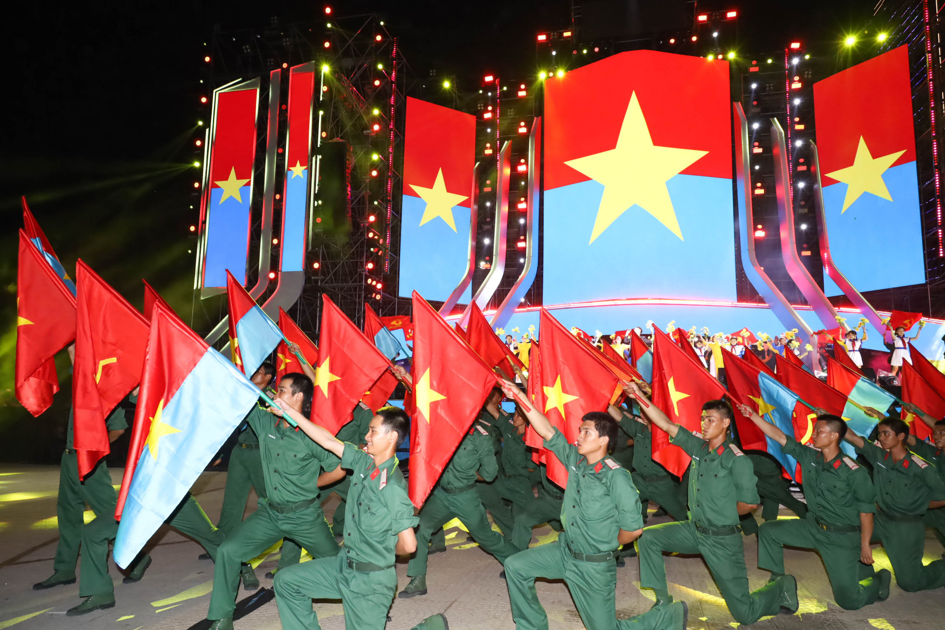 Chương trình có sự tham gia biểu diễn của các cộng tác viên đến từ Bộ Chỉ huy Quân sự tỉnh Khánh Hòa. 
