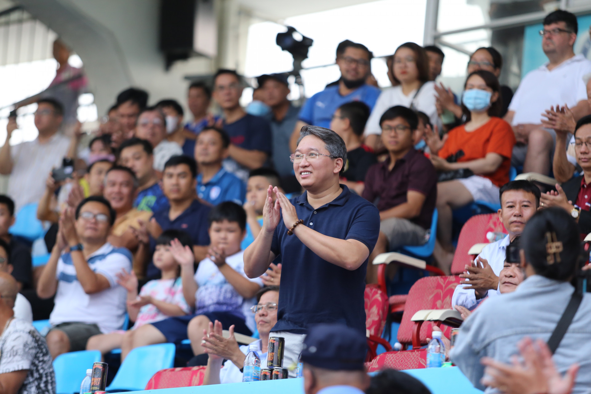 Ông Nguyễn Hải Ninh - Bí thư Tỉnh ủy dự khán, động viên các cầu thủ trận đấu giữa Khánh Hòa FC gặp SHB Đà Nẵng trên sân 19-8 Nha Trang.