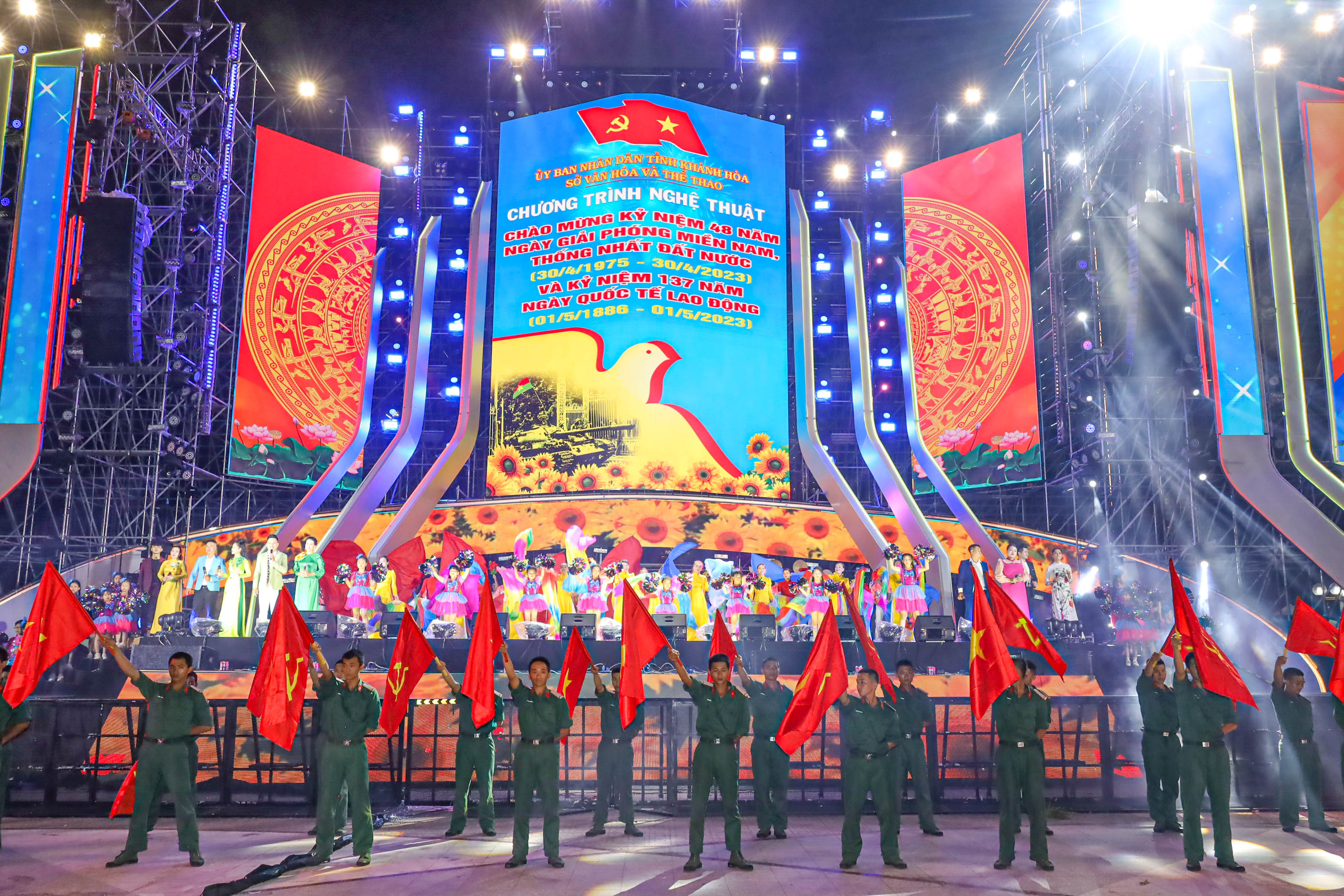 Sôi nổi chương trình nghệ thuật chào mừng ngày giải phóng miền Nam