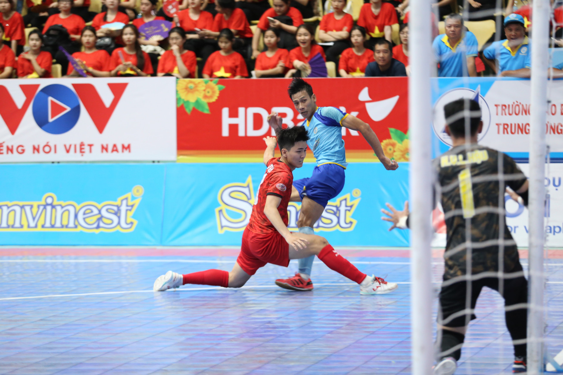 Màn tranh tài hấp dẫn giữa cầu thủ hai đội Sanvinest Khánh Hòa (áo xanh) và Tân Hiệp Hưng (áo đỏ)