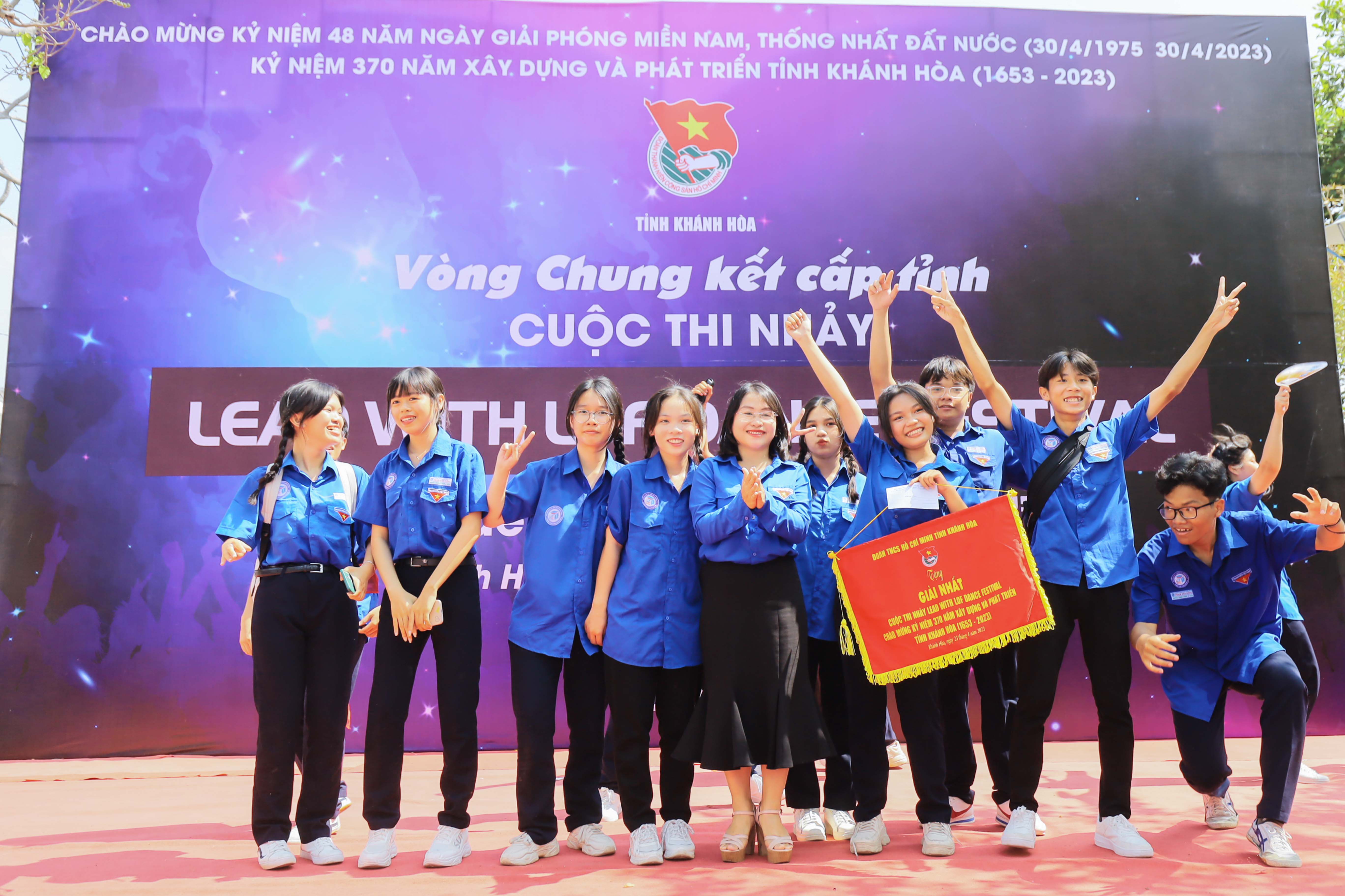 Ban tổ chức trao giải nhất cho đội nhảy của Chi đoàn 10C8, Đoàn trường THPT Phạm Văn Đồng (TP. Nha Trang)