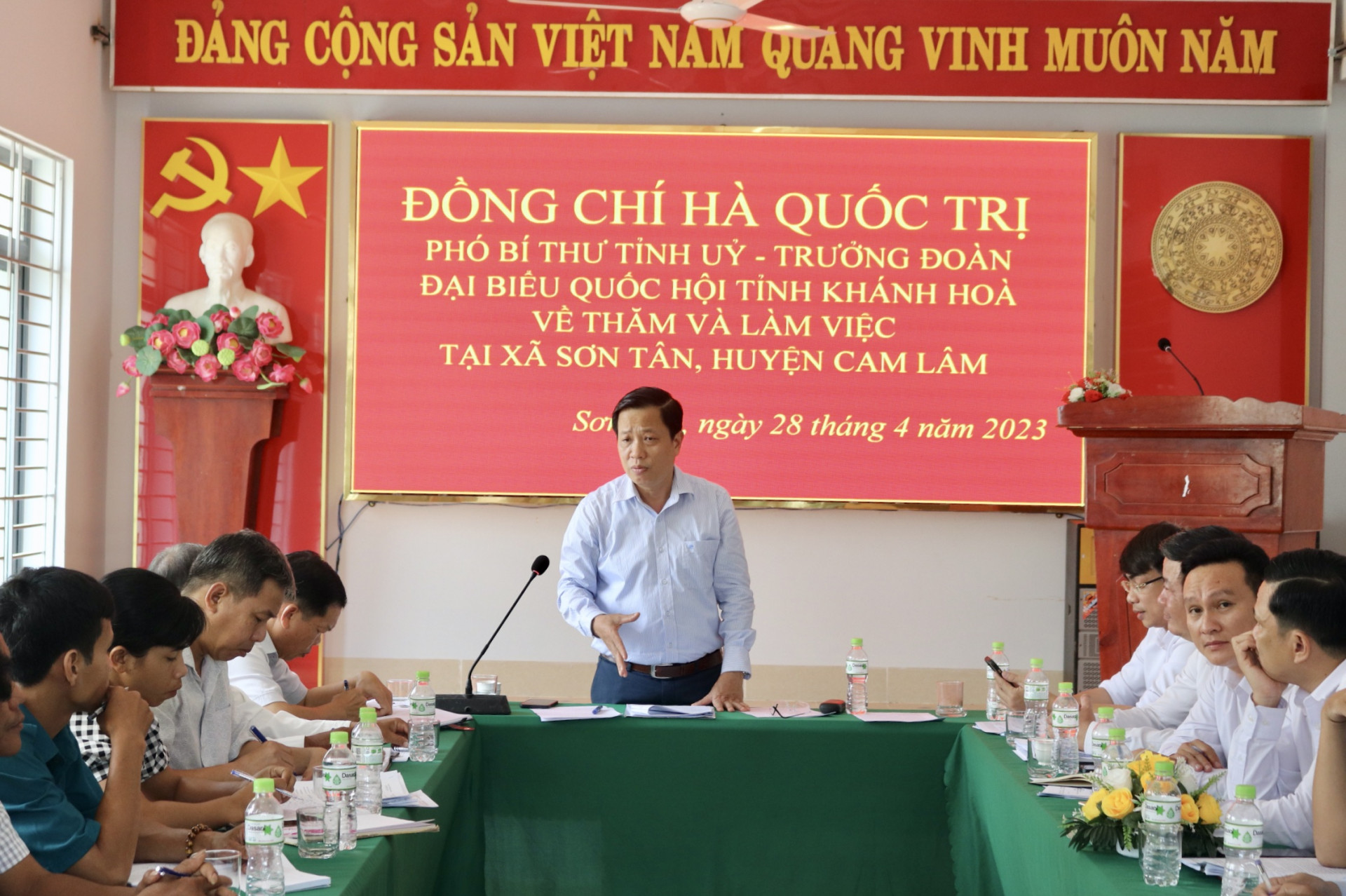 Ông Hà Quốc Trị làm việc về công tác xây dựng Đảng tại xã Sơn Tân.