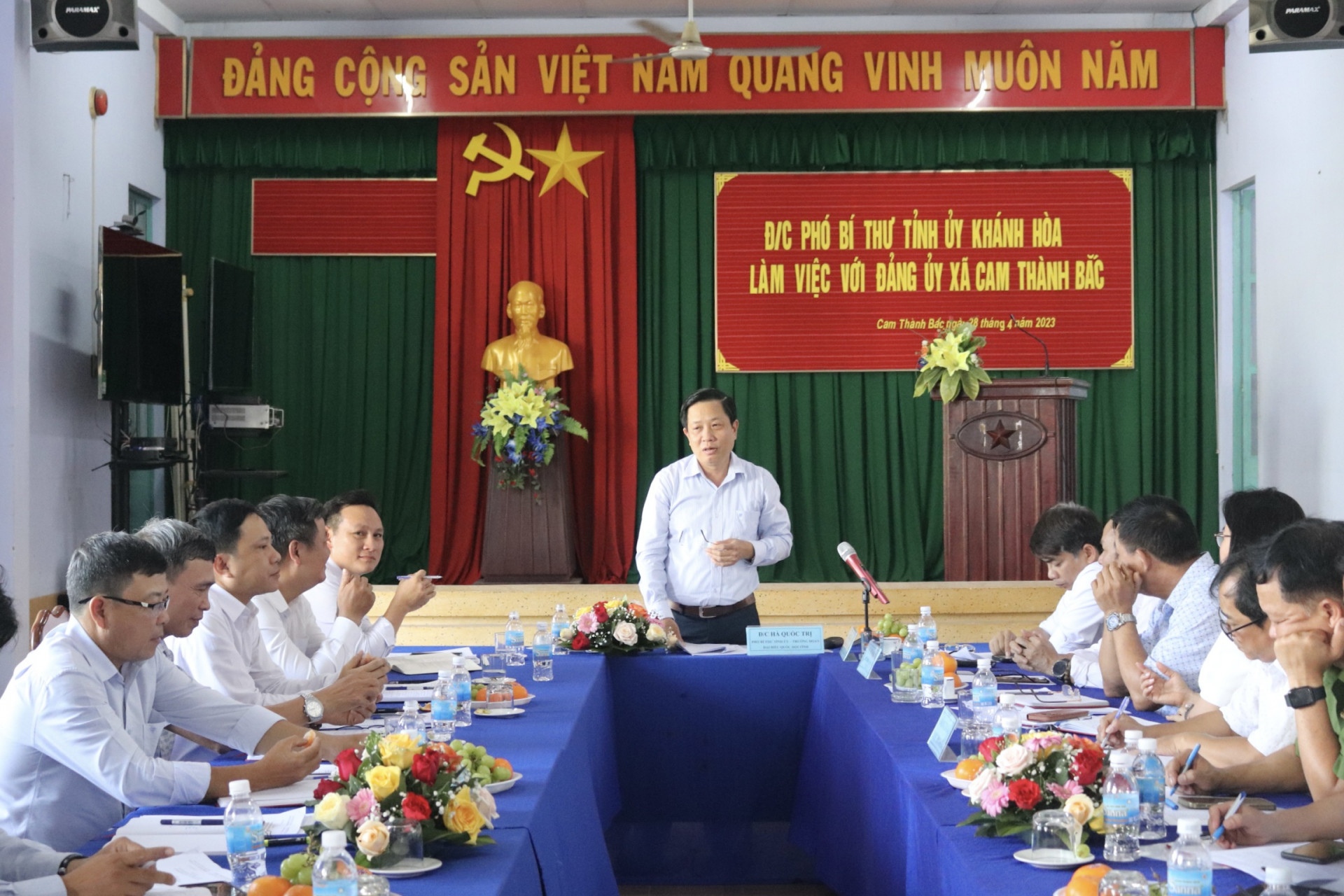 Ông Hà Quốc Trị làm việc về công tác xây dựng Đảng tại xã Cam Thành Bắc.