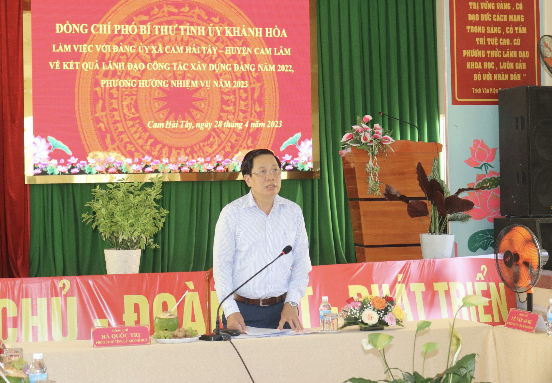 Ông Hà Quốc Trị làm việc về công tác xây dựng Đảng tại xã Cam Hải Tây.