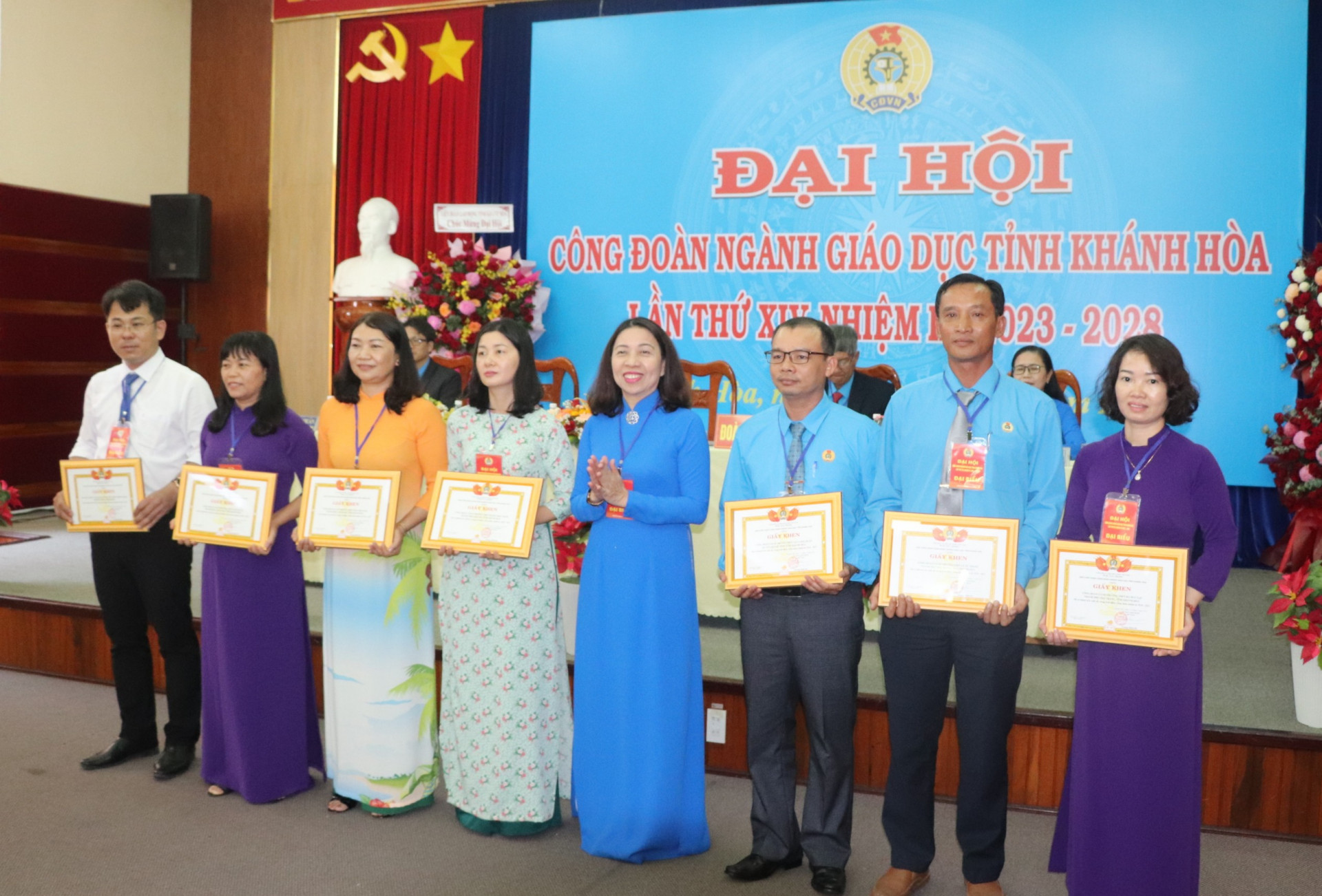 Bà Trương Minh Hà - Chủ tịch Công đoàn ngành Giáo dục tỉnh nhiệm kỳ 2018-2023 trao giấy khen cho các tập thể. 