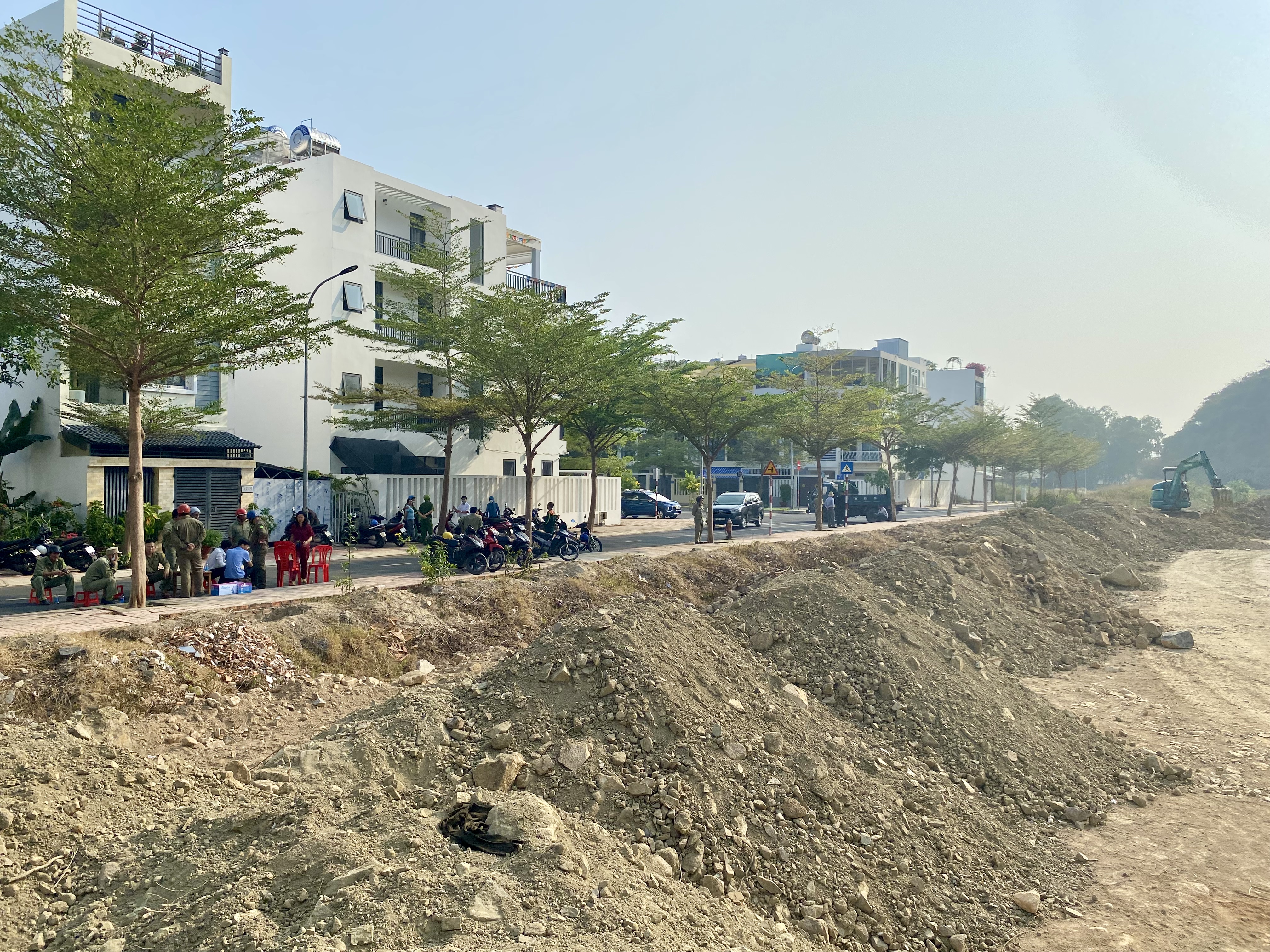 Khu vực dự án Khu đô thị Mipeco - Nha Trang bị các đối tượng đổ đất san lấp mặt bằng trái phép.