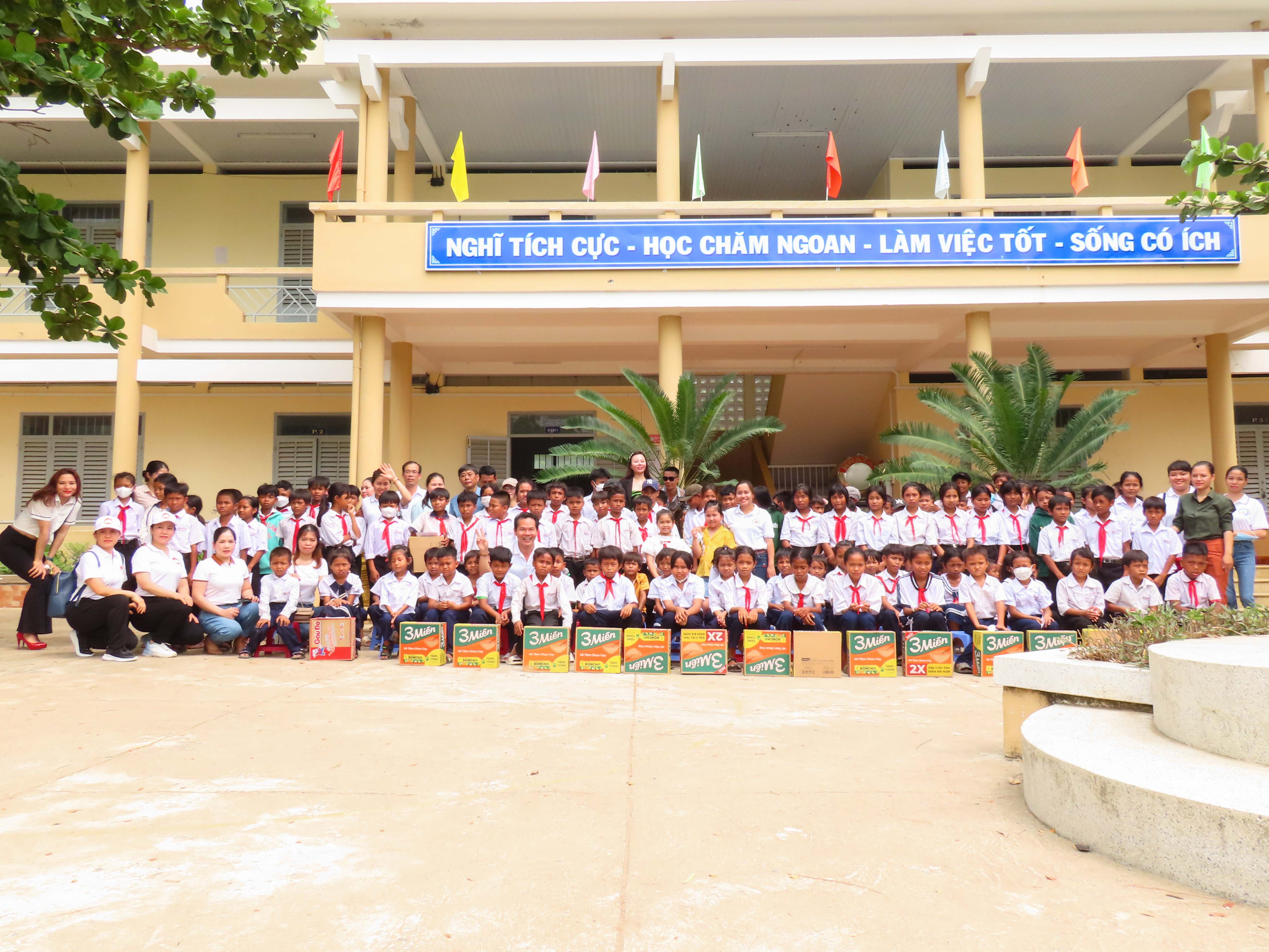 Trường tiểu học Cam Nghĩa 2:: Trao 120 suất quà cho học sinh khó khăn xã Cam Thịnh Tây