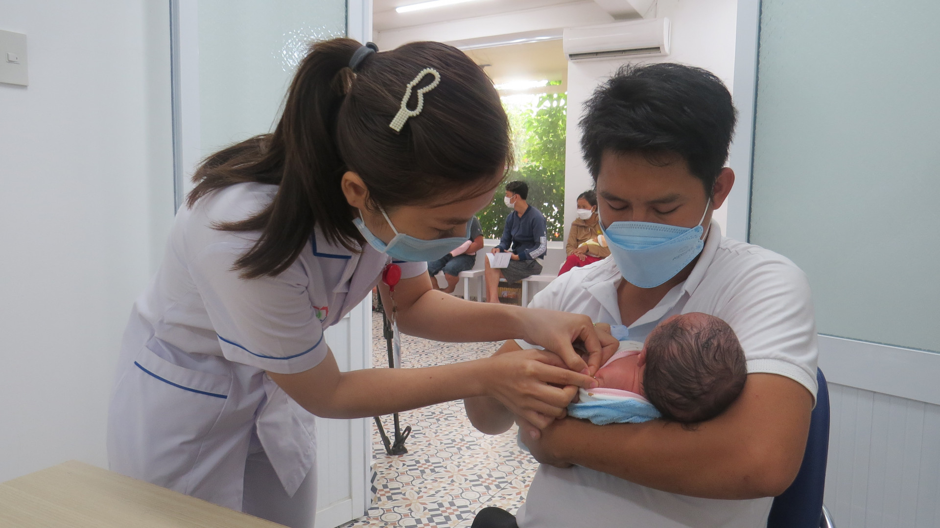 Tiêm chủng cho trẻ sơ sinh tại Bệnh viện Đa khoa tỉnh 
