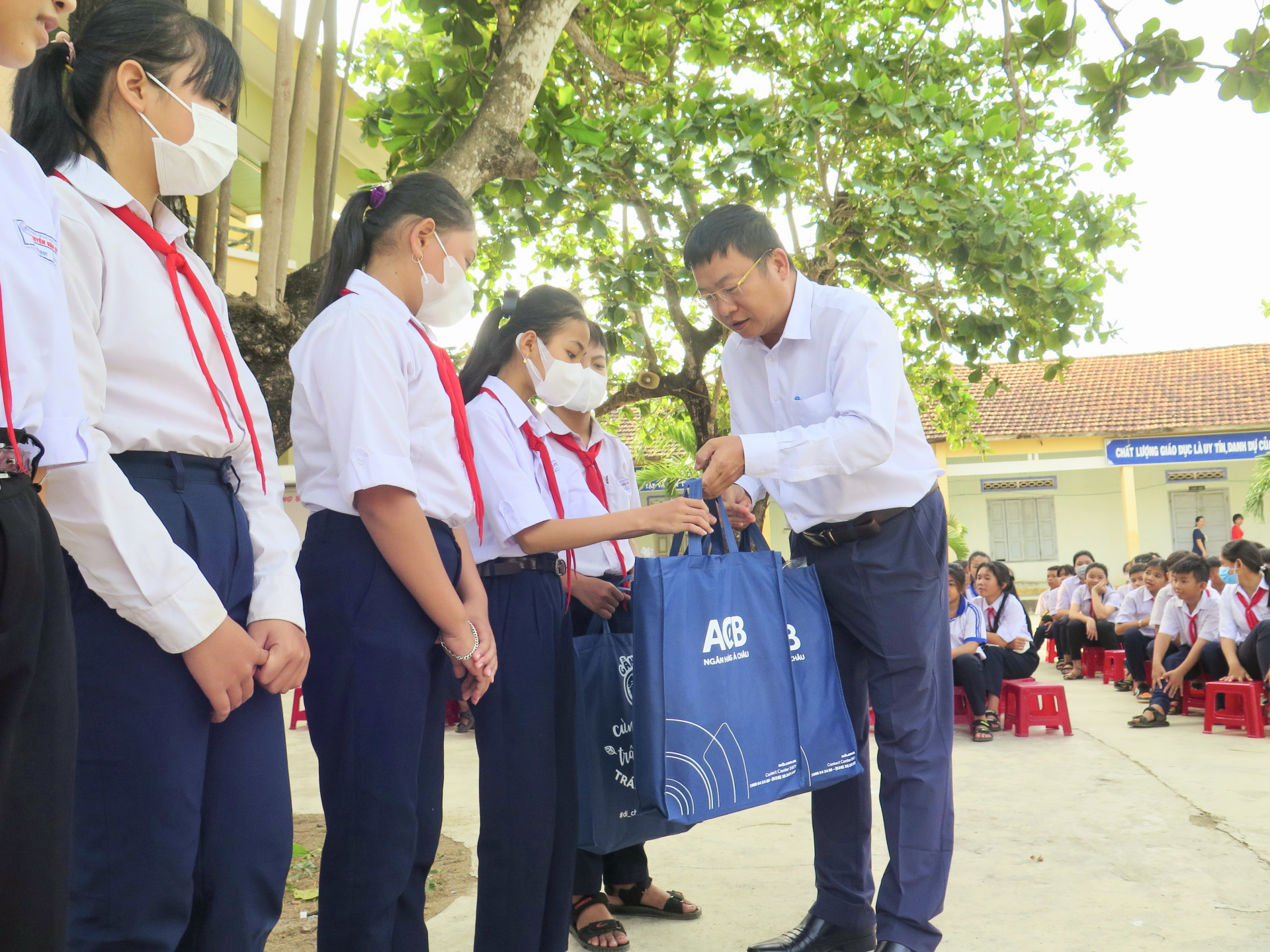 Ông Võ Hoàn Hải - Giám đốc Sở Giáo dục và Đào tạo tỉnh Khánh Hoà tặng quà cho các em học sinh trường THCS Nguyễn Văn Cừ.