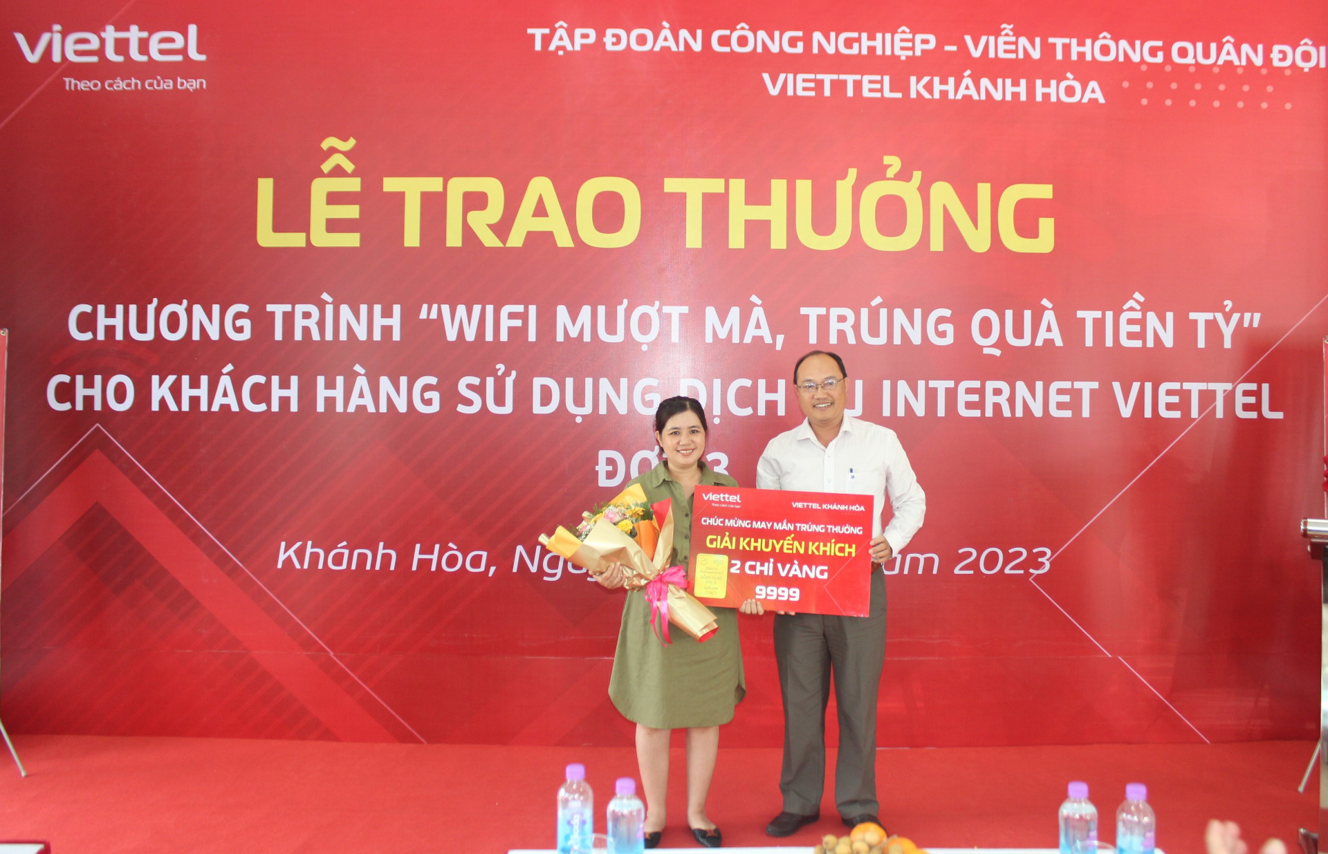 Khách hàng Trần Thị Minh Trang nhận giải khuyến khích.