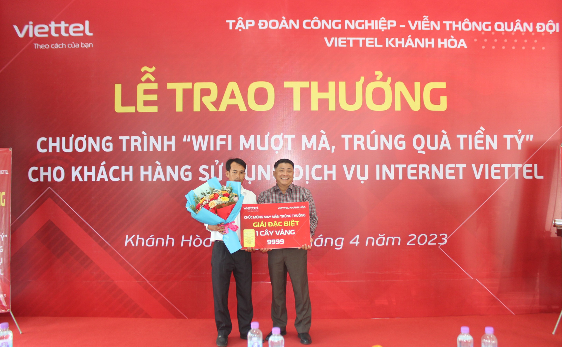 Đại diện lãnh đạo Viettel Khánh Hòa trao giải đặc biệt cho khách hàng Phan Huy Luận.