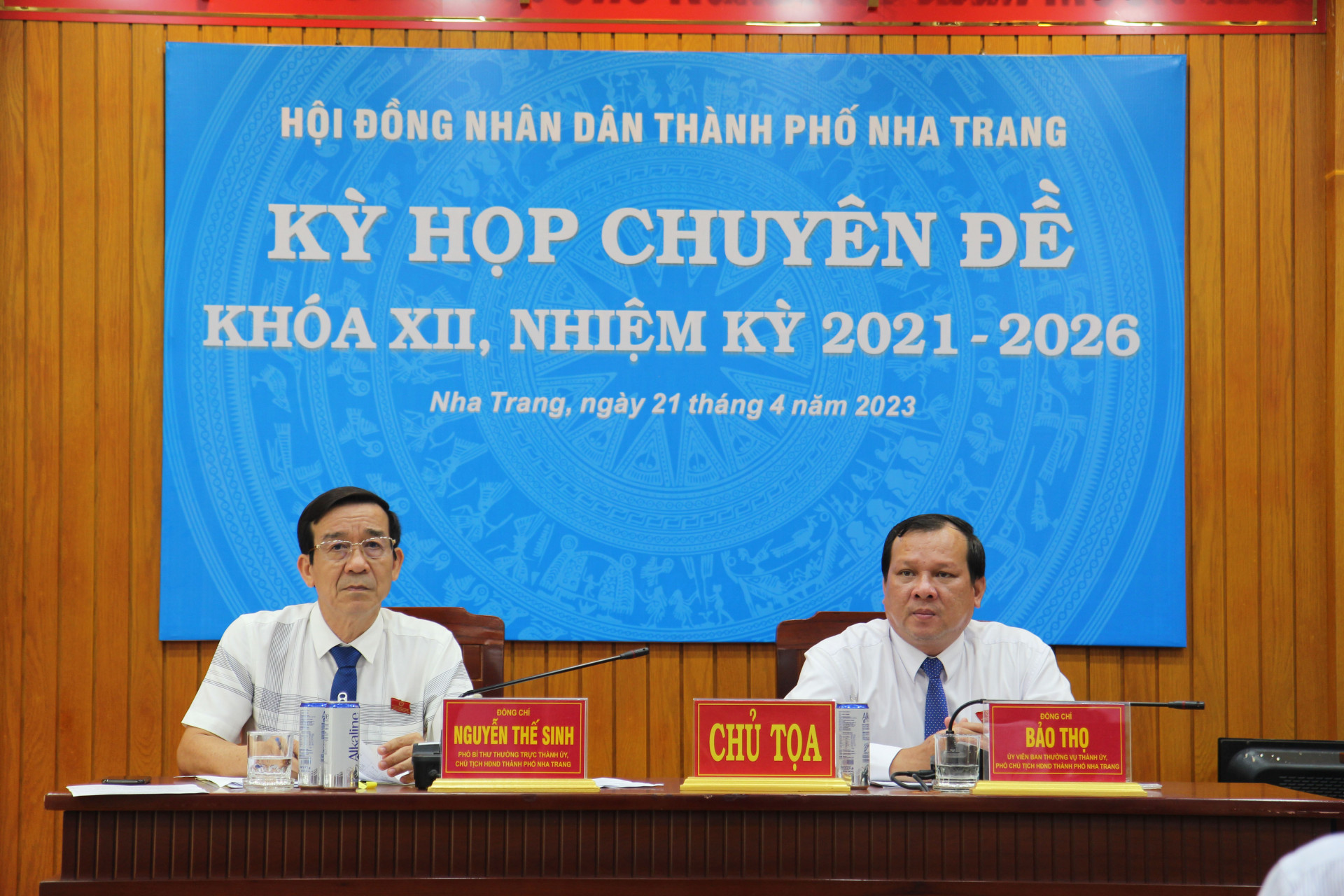 Chủ trì kỳ họp. 